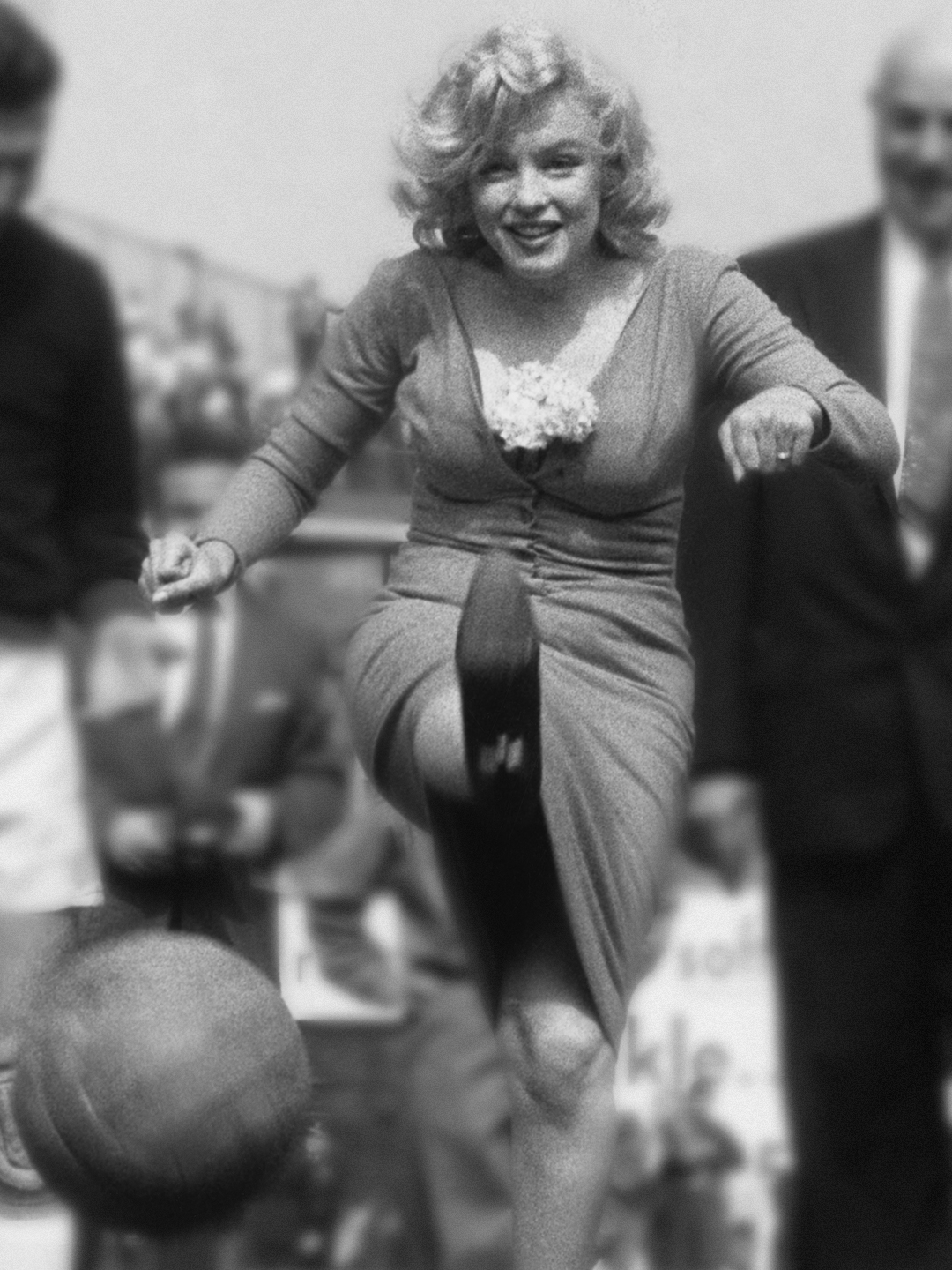Marilyn - Marilyn at the Plaza Fountain. NYC, 1954. 📸: Sam Shaw