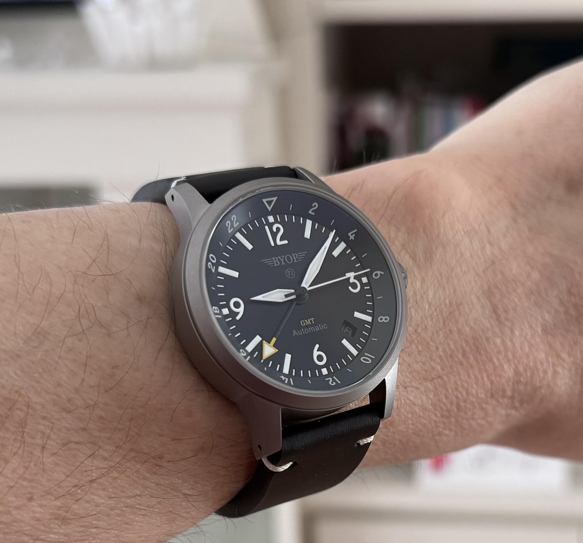 D1 Milano Ultra Thin 40mm. Two versions of the same sharp profile 