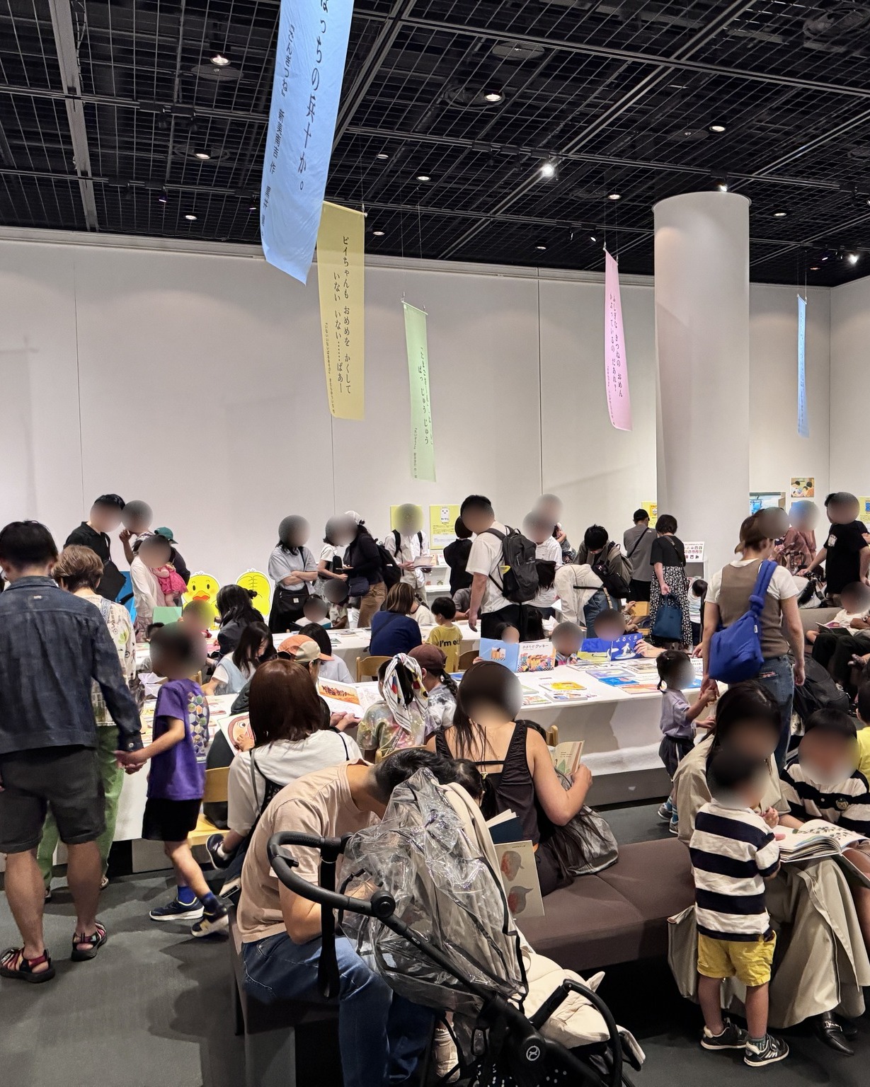 開催中のドレスコレクション展「シルク・コレクション」より、今回は