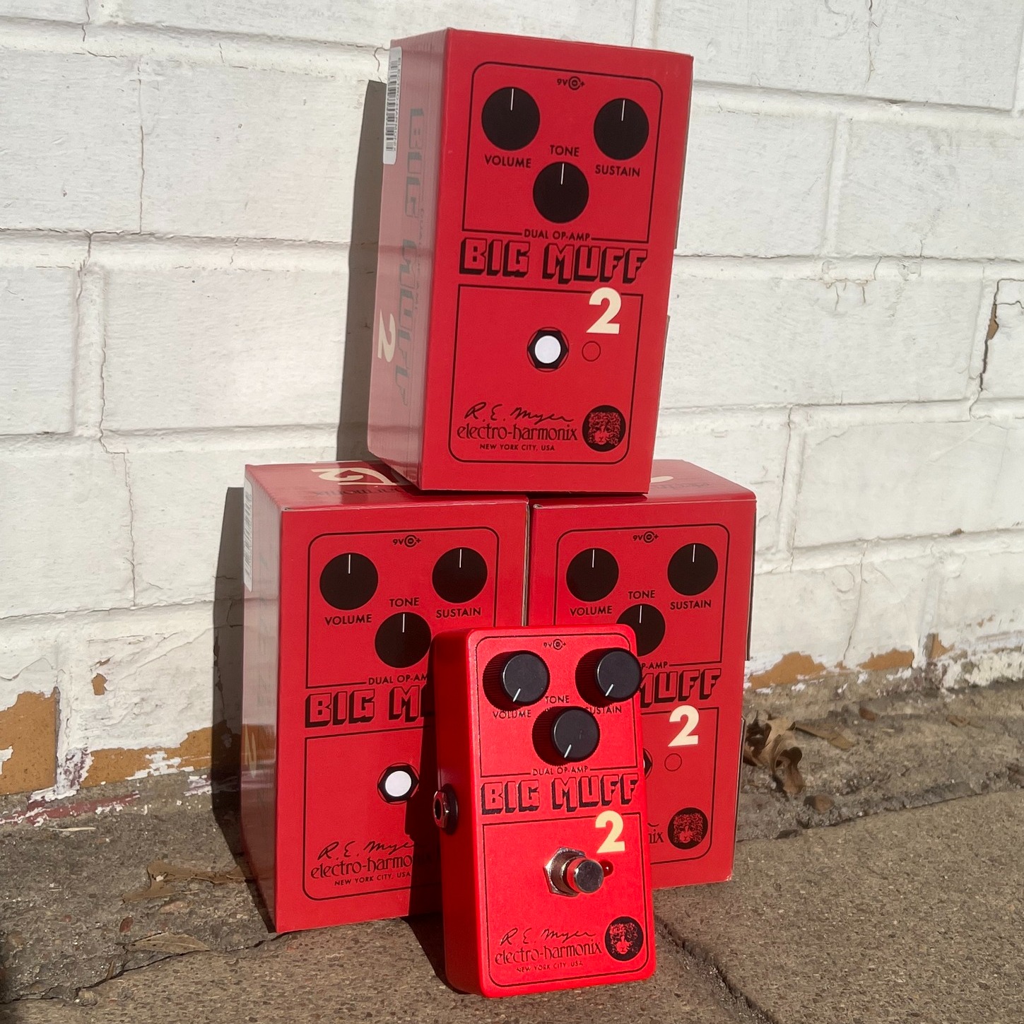 In collaboration with JHS Pedals , the Electro-Harmonix Big Muff 2