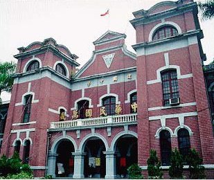 臺北市立建國高級中學 - 校徽 ------ 建中校徽： 倒三角形的深藍色校徽中，是一個「北」字圍成的框架，而三角形的中間，是一「台」字，在 ...
