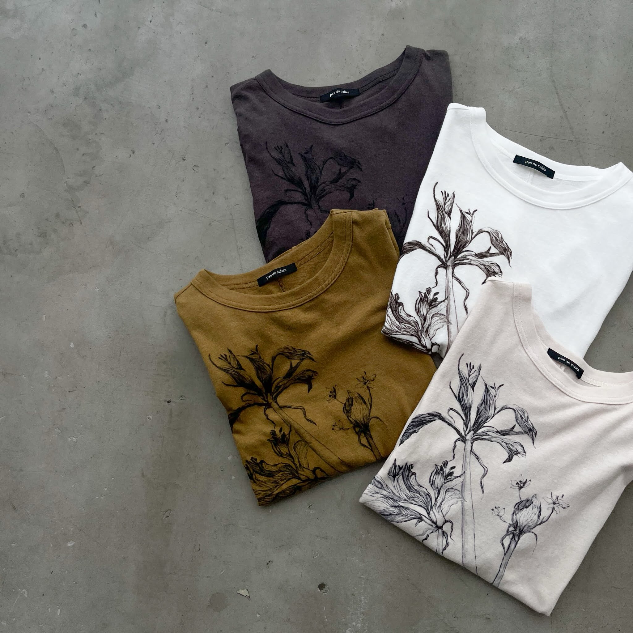 pas de calais SPRING / SUMMER 2026 ・ラフィ＆MVS天竺 前身プリント
