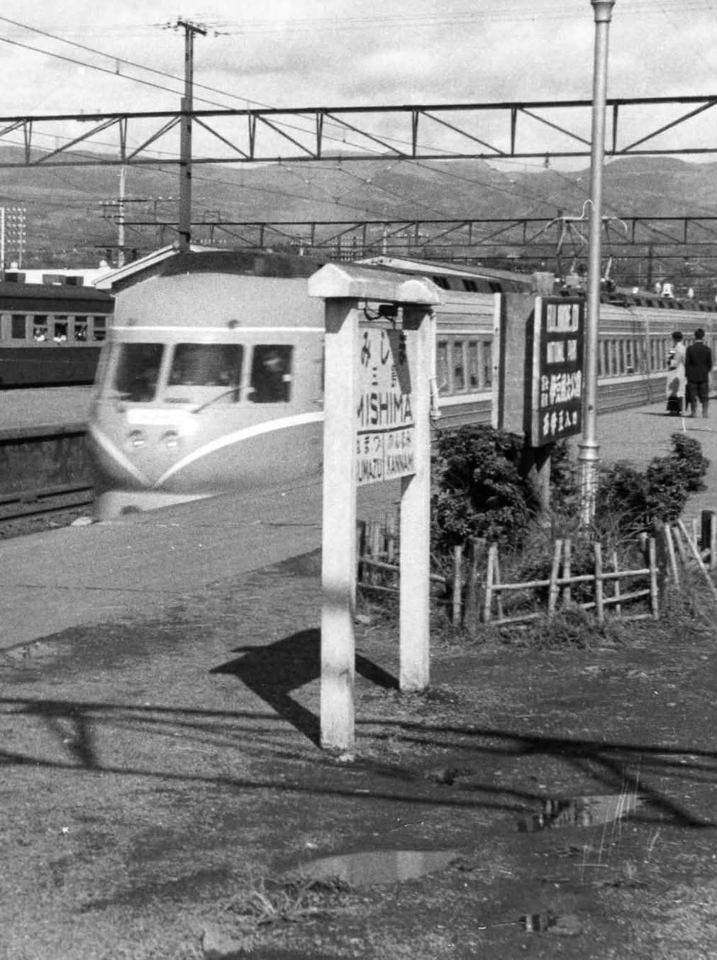 Romancecar SE sets world speed record on Tokaido line in 1957