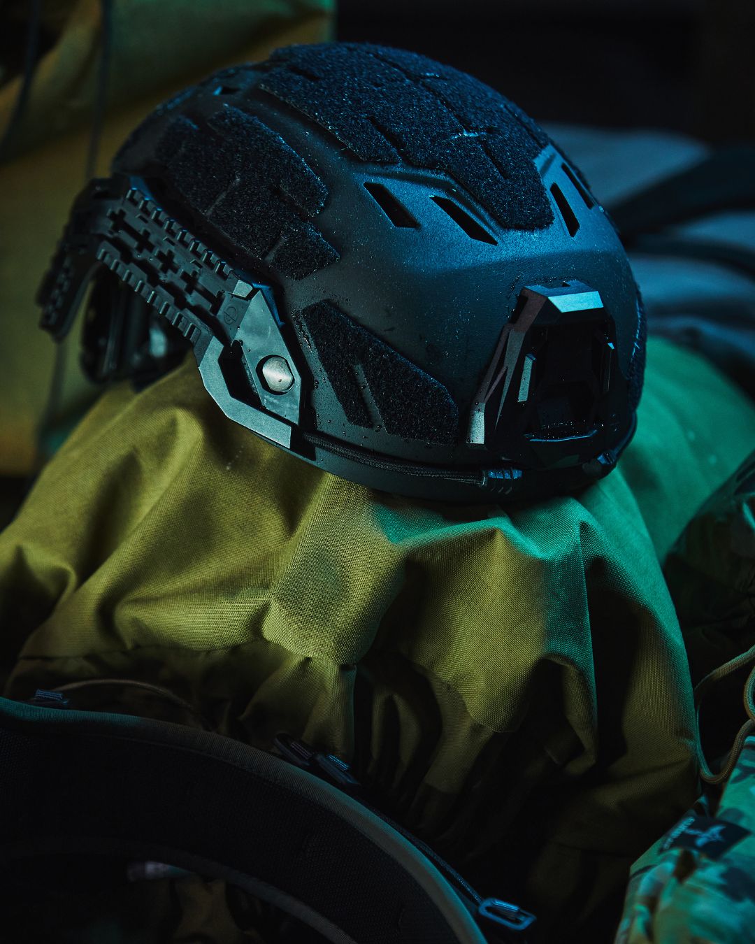 military helmet schuberth German F200 Firefighter The M100 from Schuberth is a modern high cut combat helmet with above average wearing comfort and a high ballistic protection Schuberth - Accessories for the