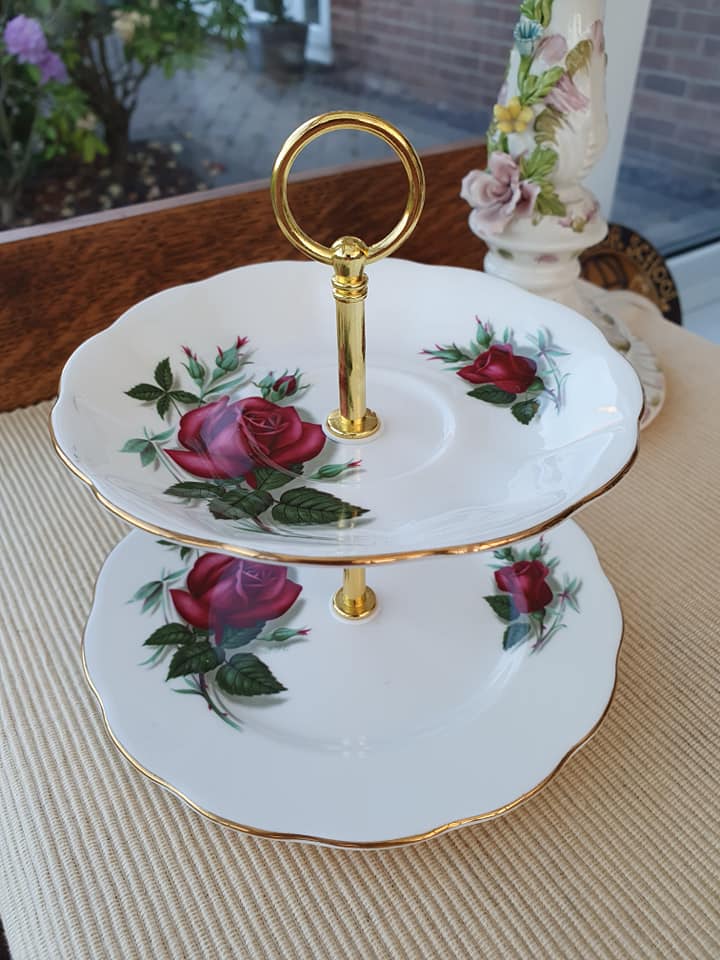 A couple of pretty Royal Albert mini... - Old Brumby China