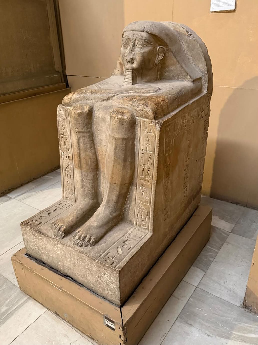 古代エジプト　石像　方形座像　フィギュア　置物 古代エジプトの「体育座り」像 方形彫像と言って、神殿に置かれたもの