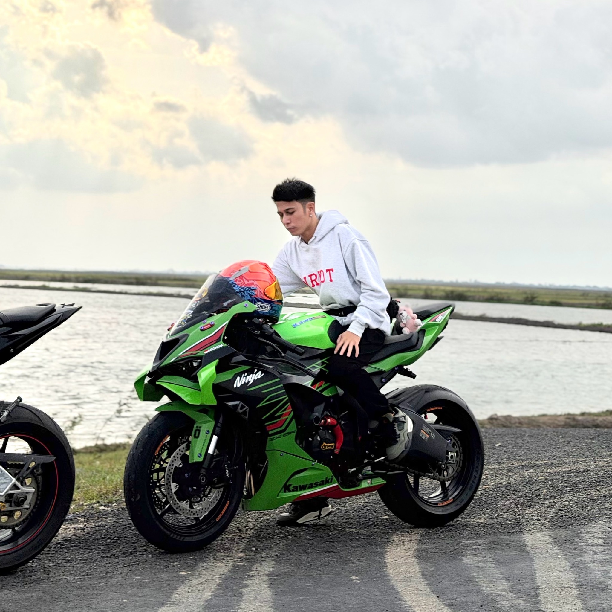 The kids are revving the Yamaha R1M 🔥👀 #YamahaRacing #r1mcarbon #fypシ゚ ...