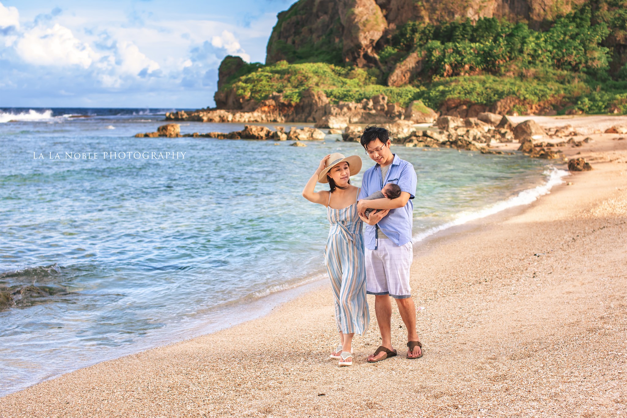 The First Beach Trip With Their Brand New Bebe グアム 写真撮影 ロケーション撮影 家族写真 マタニティ カップル 夕日 ビーチ 海で写真撮影 ミニセッション 沖縄 Guamphotographer Familyphotos Couplephotos Maternityphotos Newbornphotos