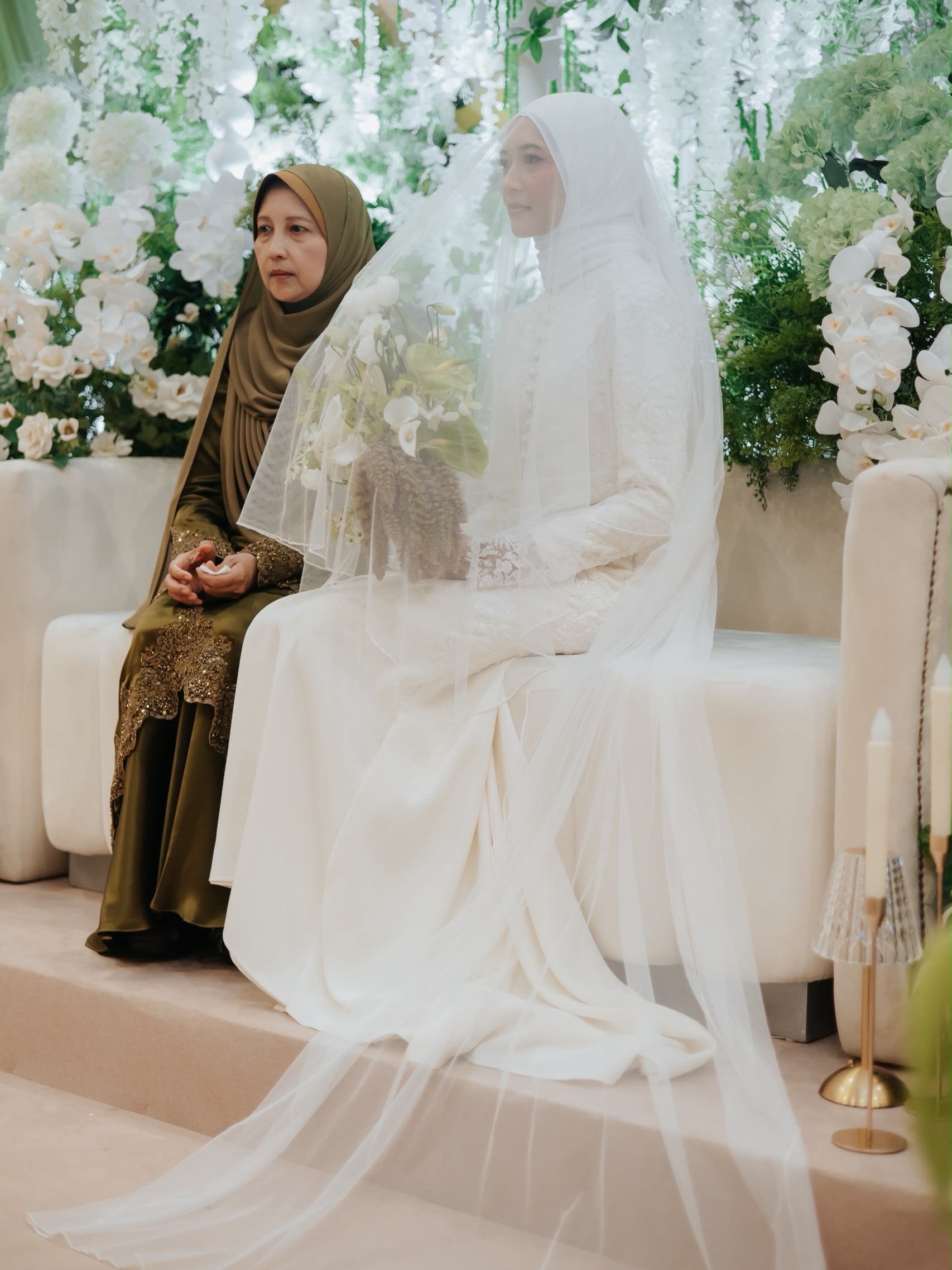 ONE BRIDE. TWO LOOKS. TWO DIFFERENT VIBES.✨🌹🤍 💍✨ Nikah Package :Set Diamond RM799 set Rental L&P Design: Dress Colour: Off White Bride Fit: S-L 3M Veil add on RM100 Groom fit: XS