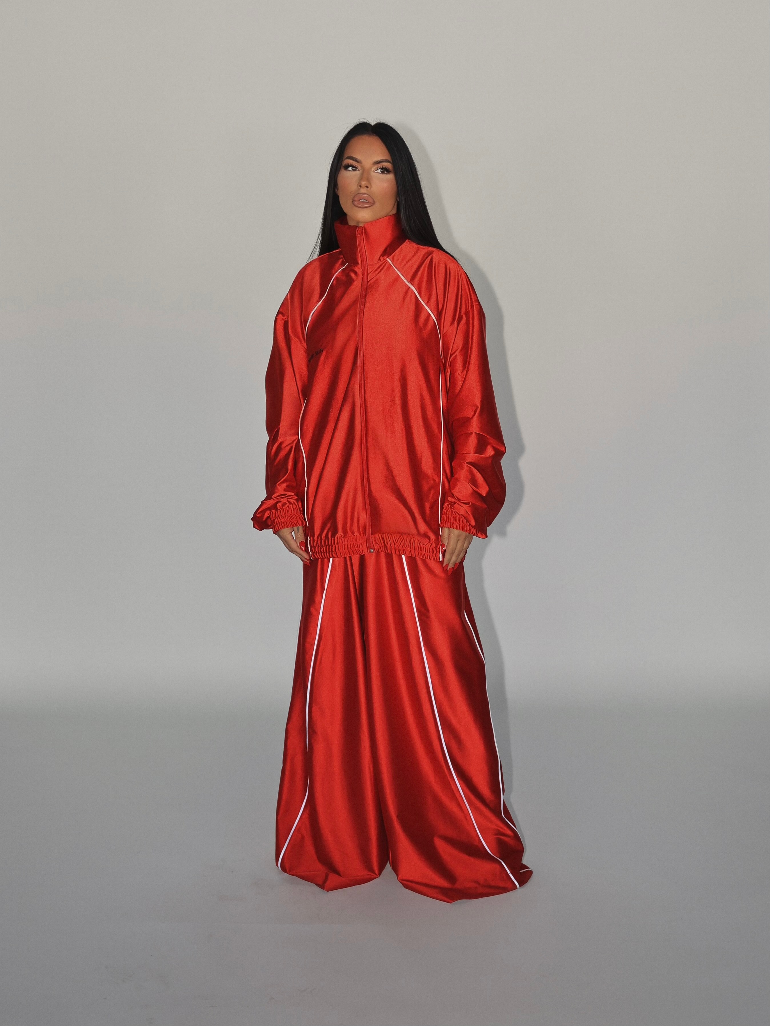  ジャージ レッド 555 ESSENTIAL OVERSIZED WINDBREAKER SET AND BERMUDAS SHINE
