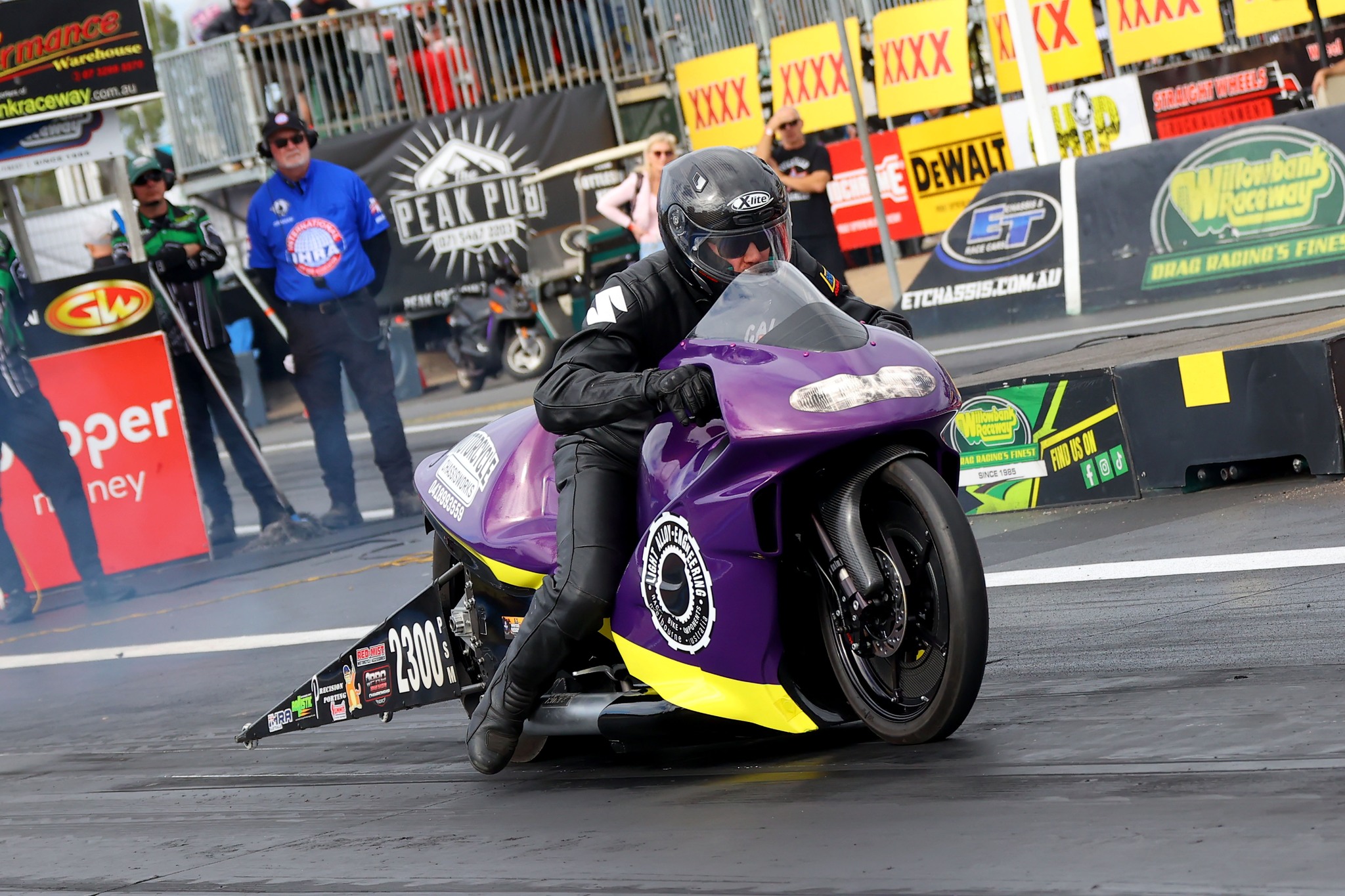 ハッピー Australia's Top Motorcycle drag racers get ready for @Willowbank