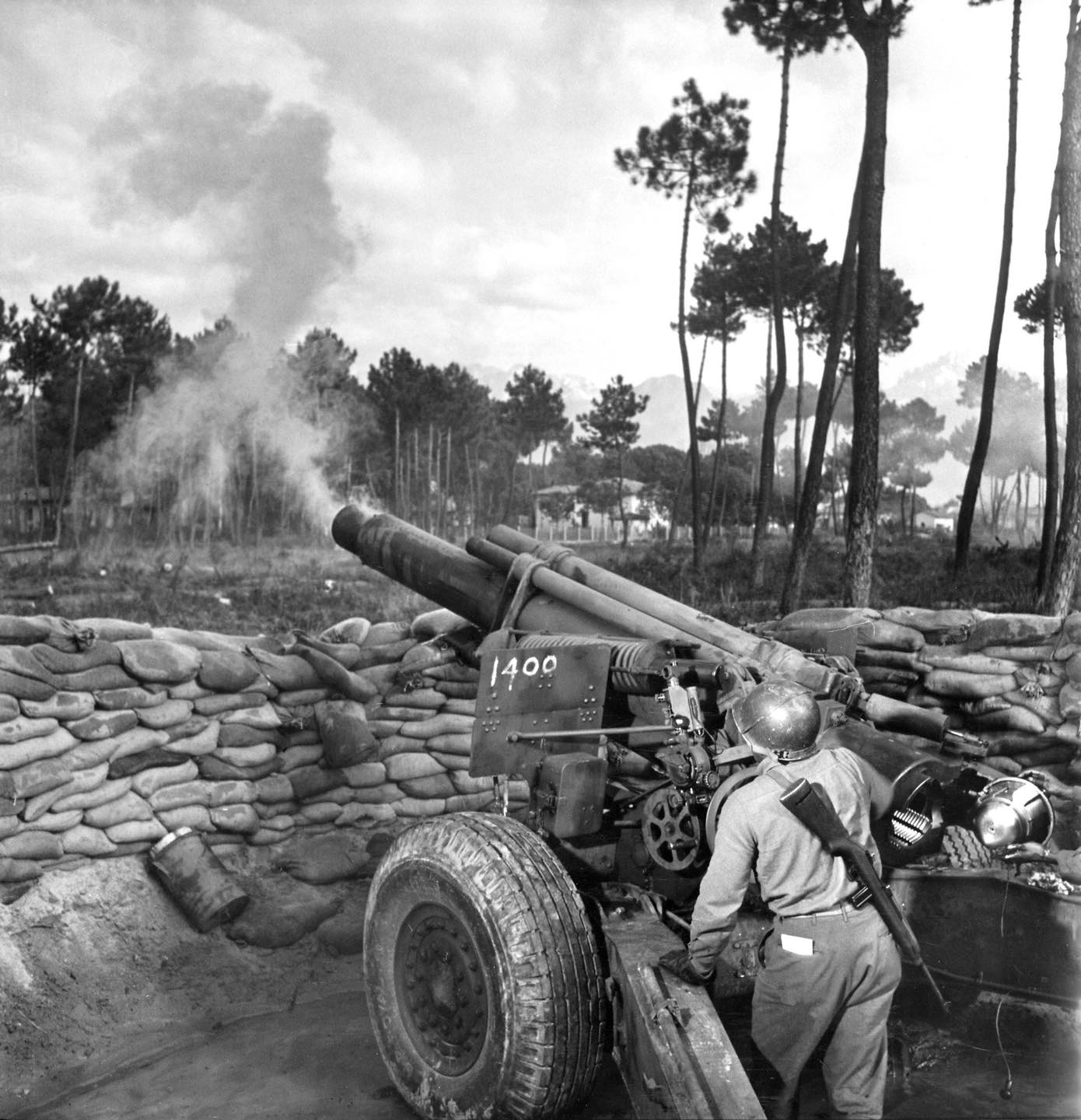 World War Pictures - Artillerymen of the US 92nd Infantry Division with ...