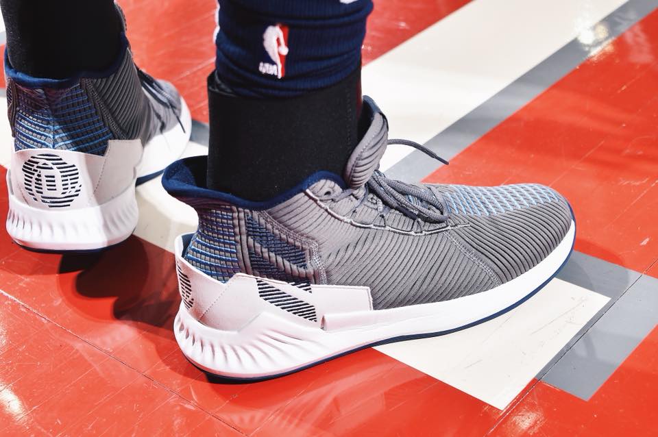 アディダス D ローズ 9　 D Rose Derrick Rose debuts the adidas D Rose 9 tonight against Houston