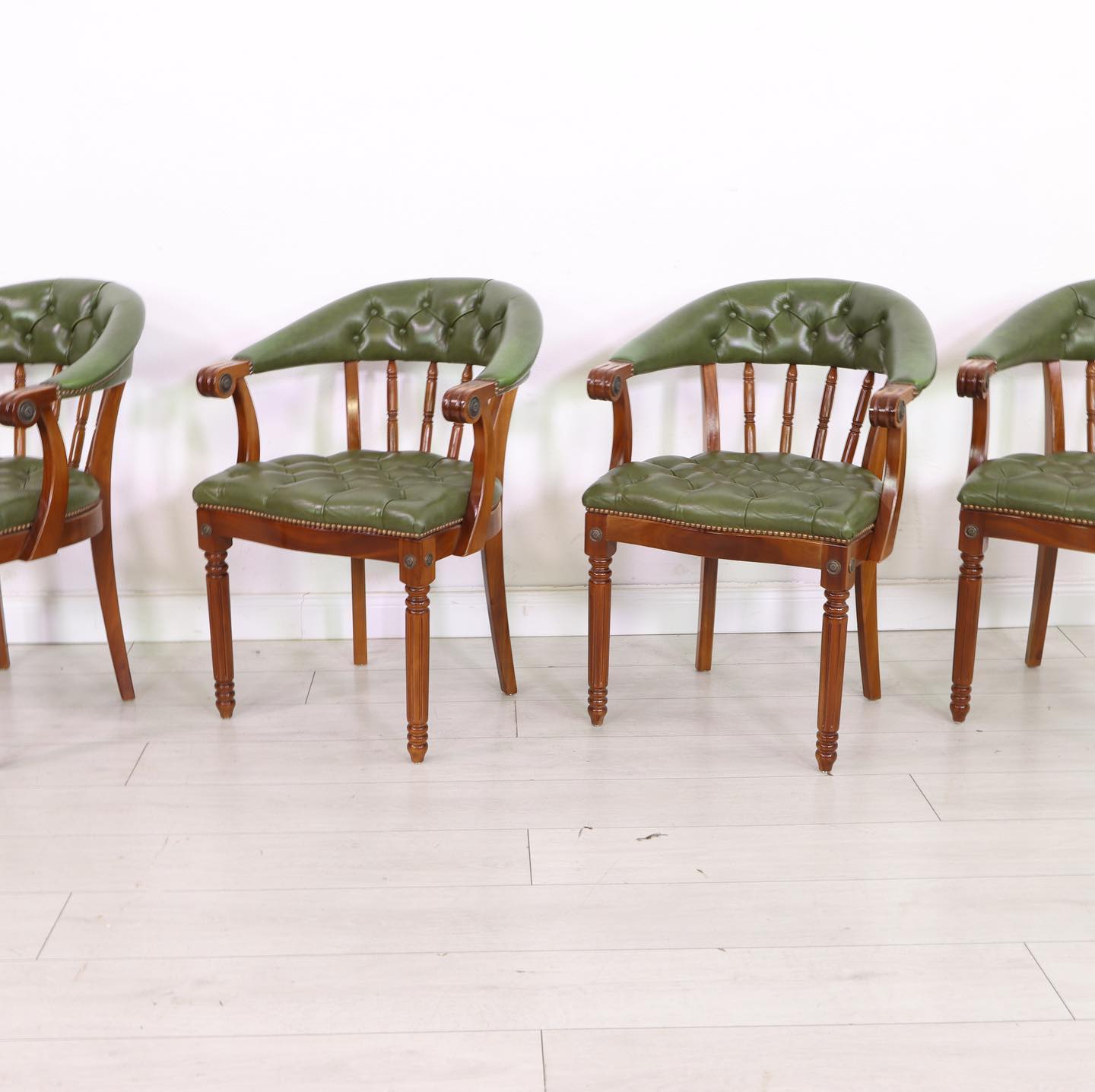 🔥🔥🔥 4x ORIGINAL CHESTERFIELD SESSEL IN GRÜN ENGLAND ENGLISCH LEDER 🔥🔥🔥 Und vieles mehr 😬 . https://m.ebay-kleinanzeigen.de/pro/Hauptstadt-Polsterei . . Jetzt anrufen und Termin vereinbaren 📞 017667631652 Adresse: Tempelhofer Ufer 1, 10961