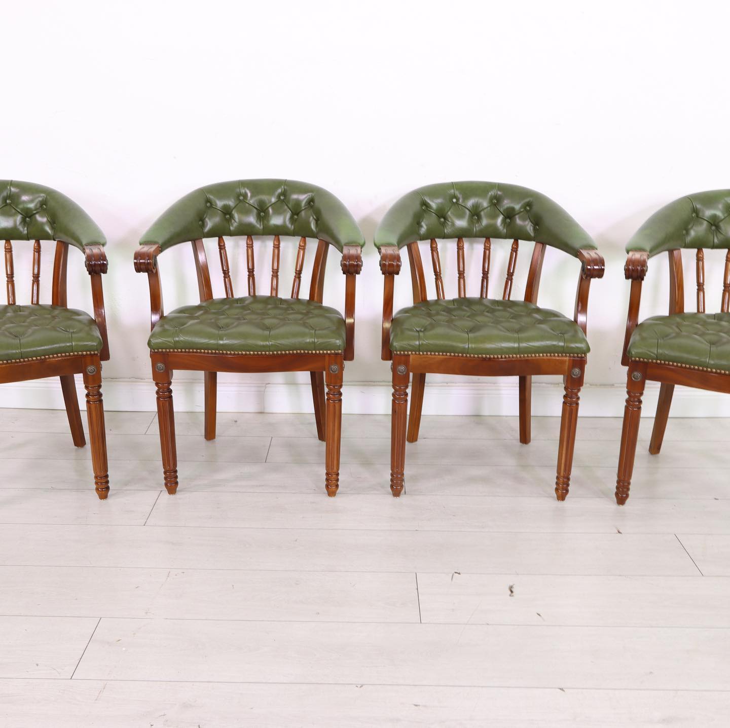 🔥🔥🔥 4x ORIGINAL CHESTERFIELD SESSEL IN GRÜN ENGLAND ENGLISCH LEDER 🔥🔥🔥 Und vieles mehr 😬 . https://m.ebay-kleinanzeigen.de/pro/Hauptstadt-Polsterei . . Jetzt anrufen und Termin vereinbaren 📞 017667631652 Adresse: Tempelhofer Ufer 1, 10961
