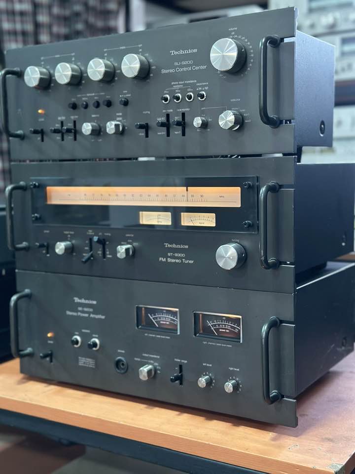 Up for sale is this beautiful vintage Technics SU-2500 stereo