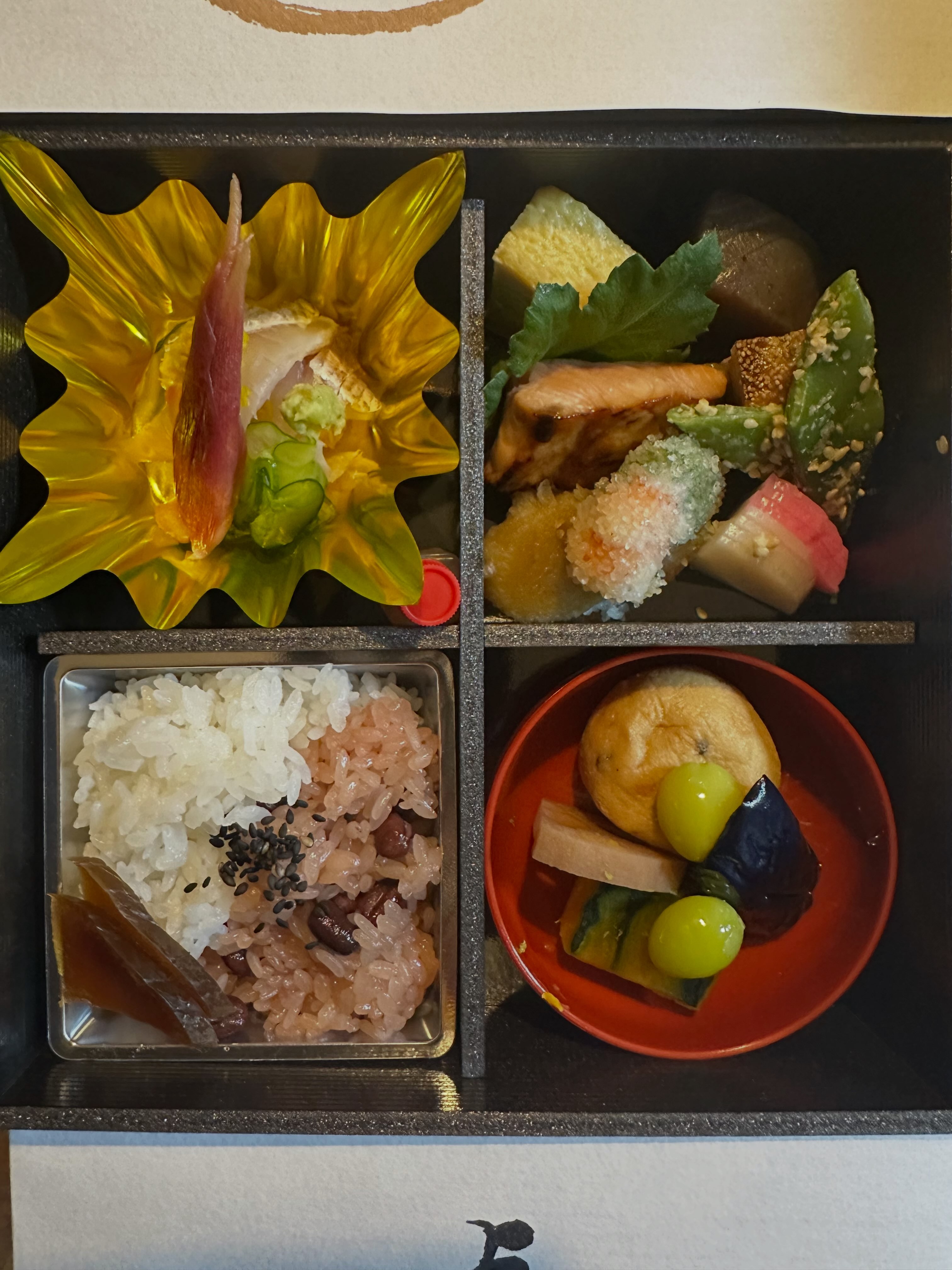 茶道会館では、9月に入り最初の行事は許状式になります。 利休像に三