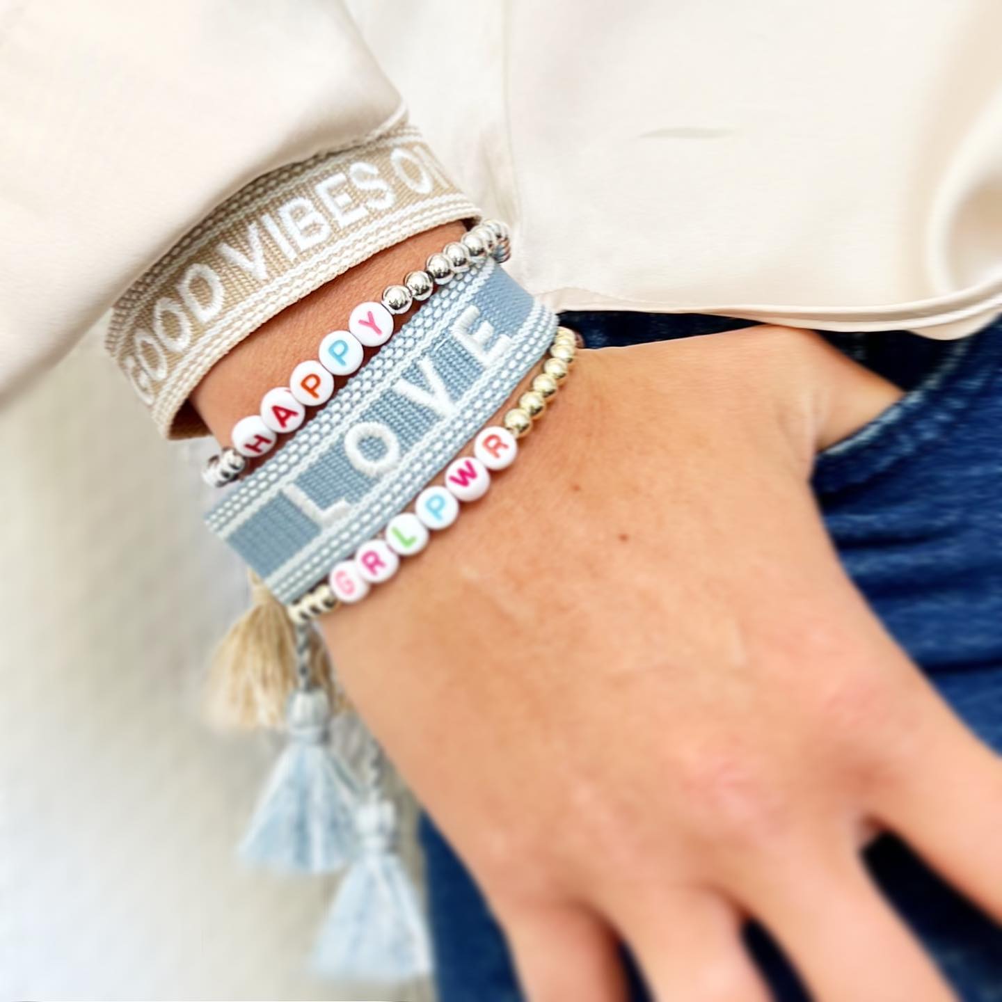 ✨ Lässige Hingucker mit mehr als nur coolen Sprüchen! 🌟 Zeig' Deine gute Laune mit unseren Armbändern! Dank verstellbarem Band passen sie perfekt an jedes Handgelenk! 🤩 Bei TEDi erhältlich in verschiedenen