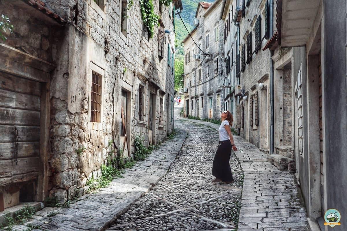 Stare kuće - Prošetala sam kroz Risan, najstarije naselje... | Facebook
