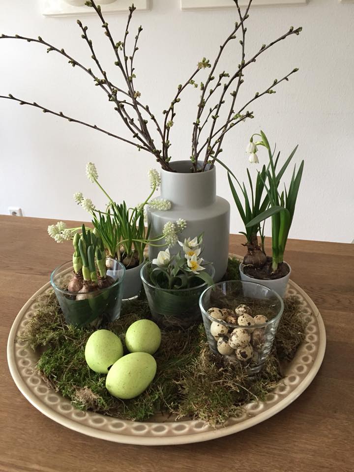 Last minute Osterdeko! Tablett, Moos, Gläser, Blüten, Eier. FERTIG!! Und macht was her, oder? #wohnraumliebe #dekoration #ostern