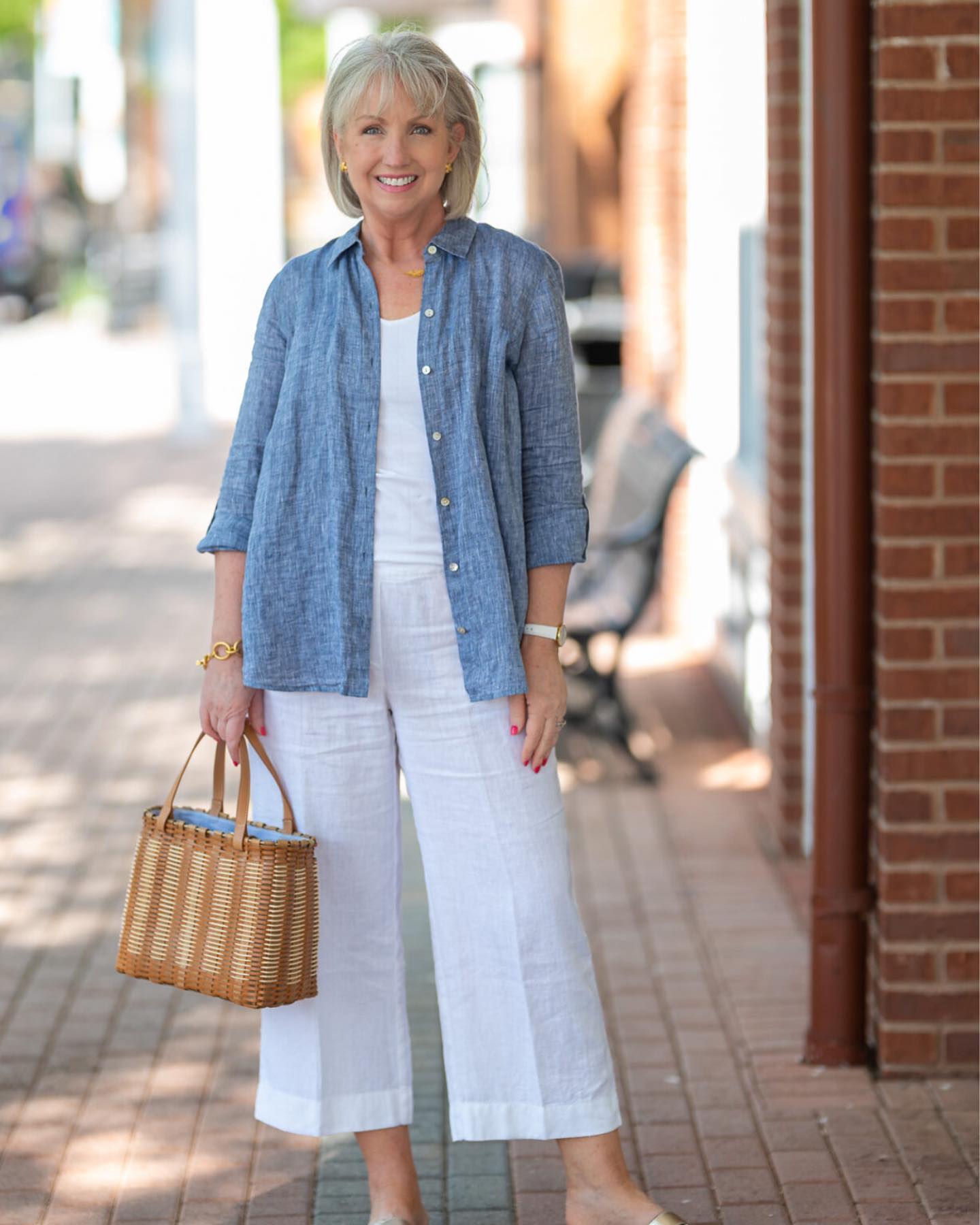 Summer chic, it seems simple and it is. With this dress code, you can do whatever you like as long as you ensure a touch of summer chic. Check out all our