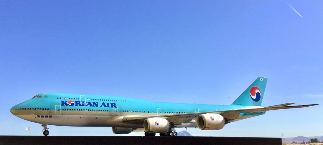 Boeing 747-8 in 1/144 scale made by Ian Steloz. Great work.