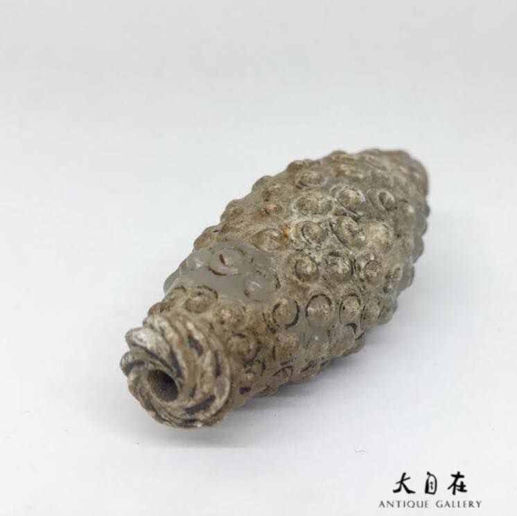 大自在藝廊 - 玉勒子是古代男性挂於胸前或腰間的一類飾物，中有圓孔，可供穿繩佩戴。勒子源於遠古時期生產勞動中的應用工具...
