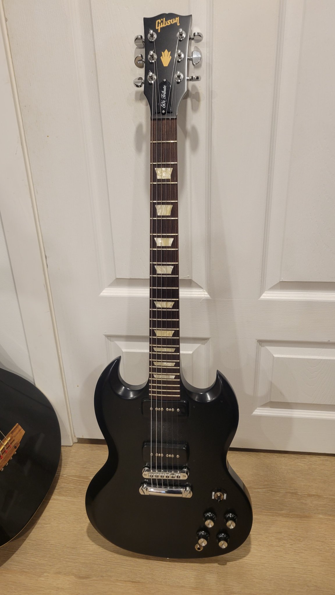 What is the origin and model of the Tomson SG guitar?