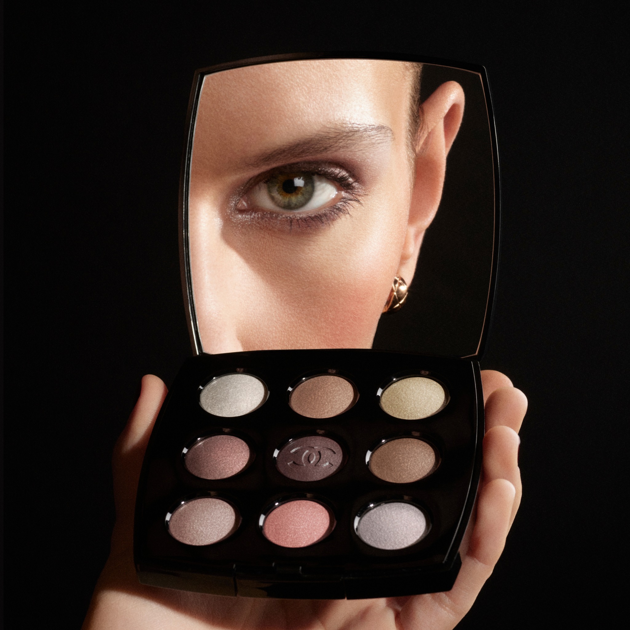 Intensity at first sight. The LES 9 OMBRES The New Smoky palette