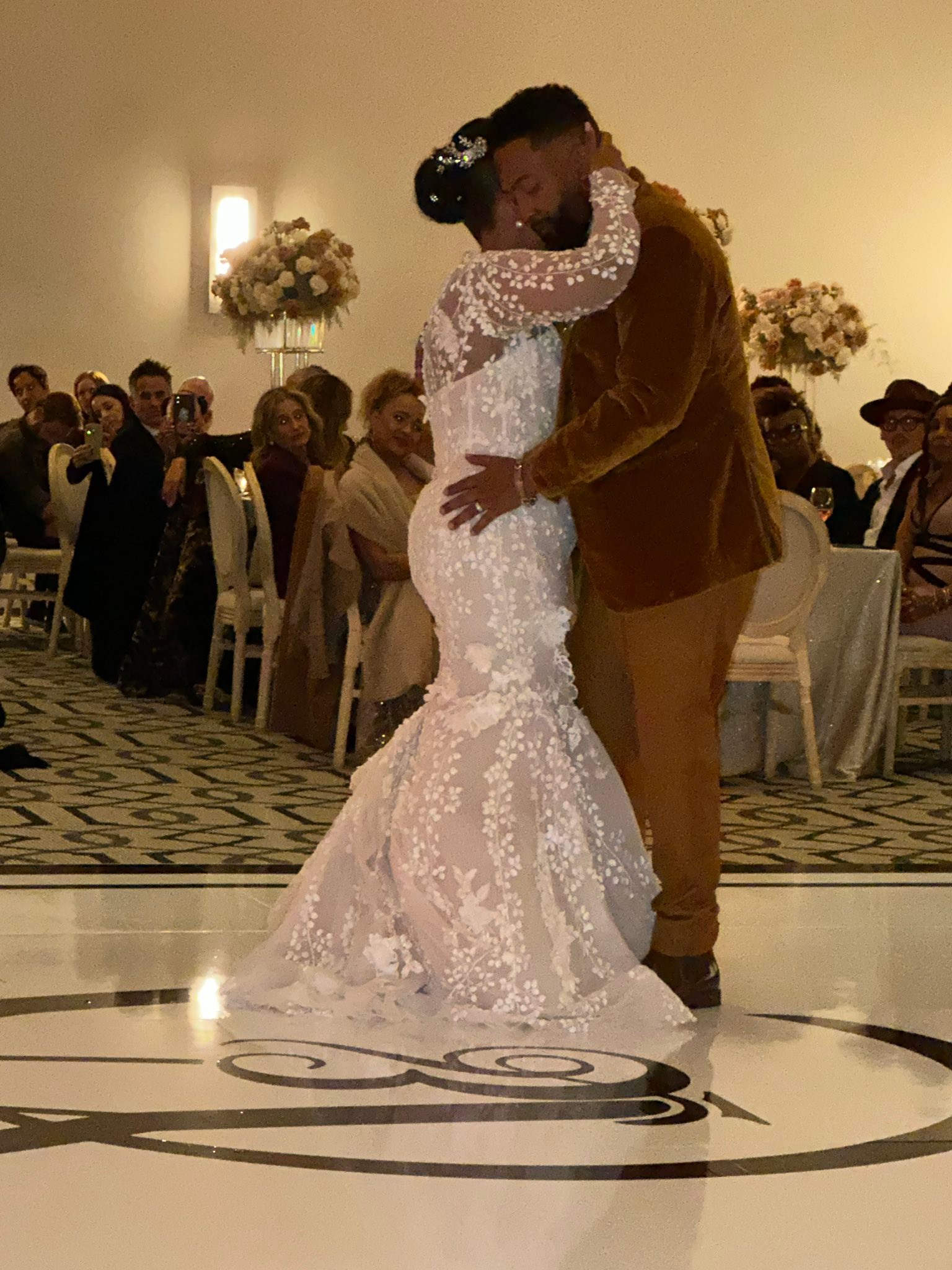 yvette nicole brown wedding dress In honor of the Mayor of Hollywood's birthday.. we are taking a look back at her fabulous wedding!!! Happy Birthday !!! SIZE:M / L sleeve_Strapless River Island Black Velvet