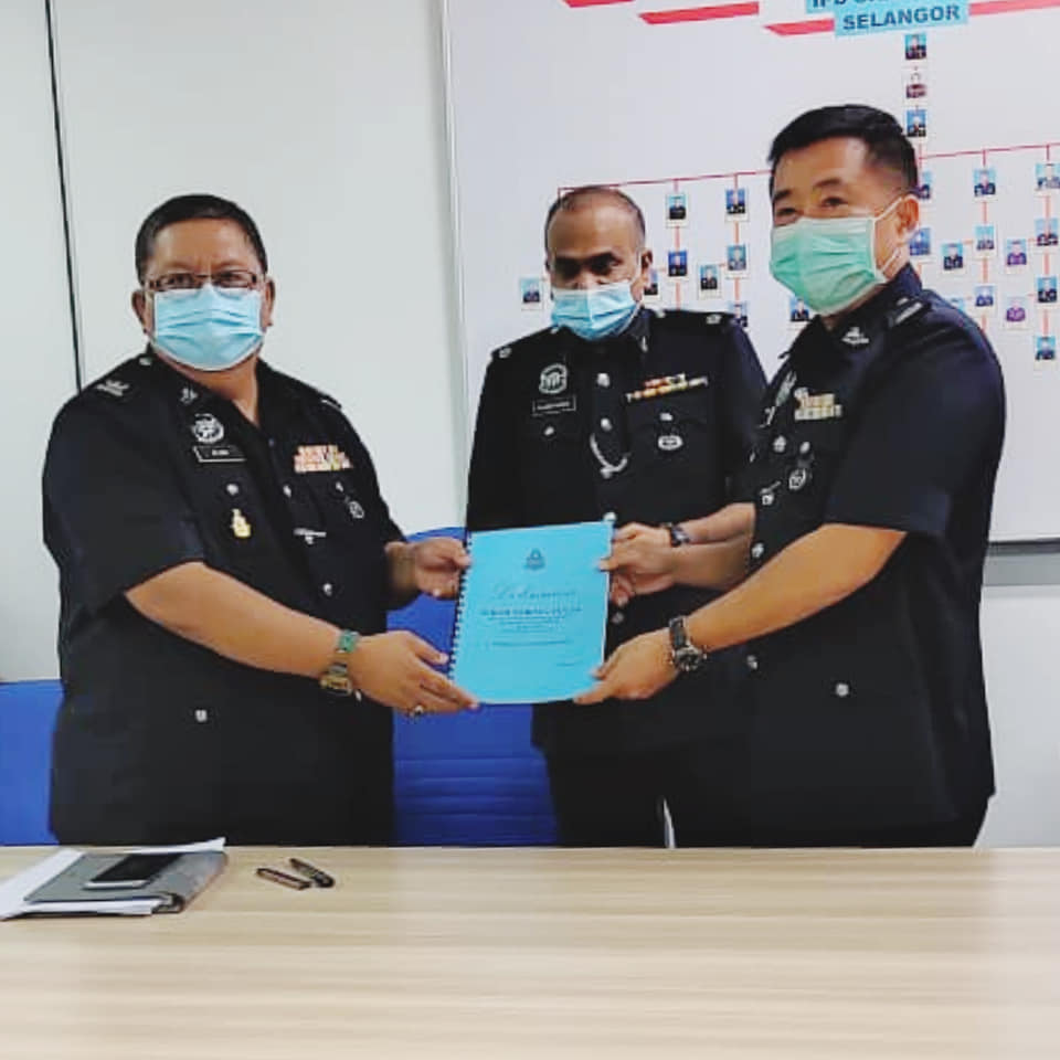 Sukarelawan Polis Daerah Shah Alam Posts Facebook