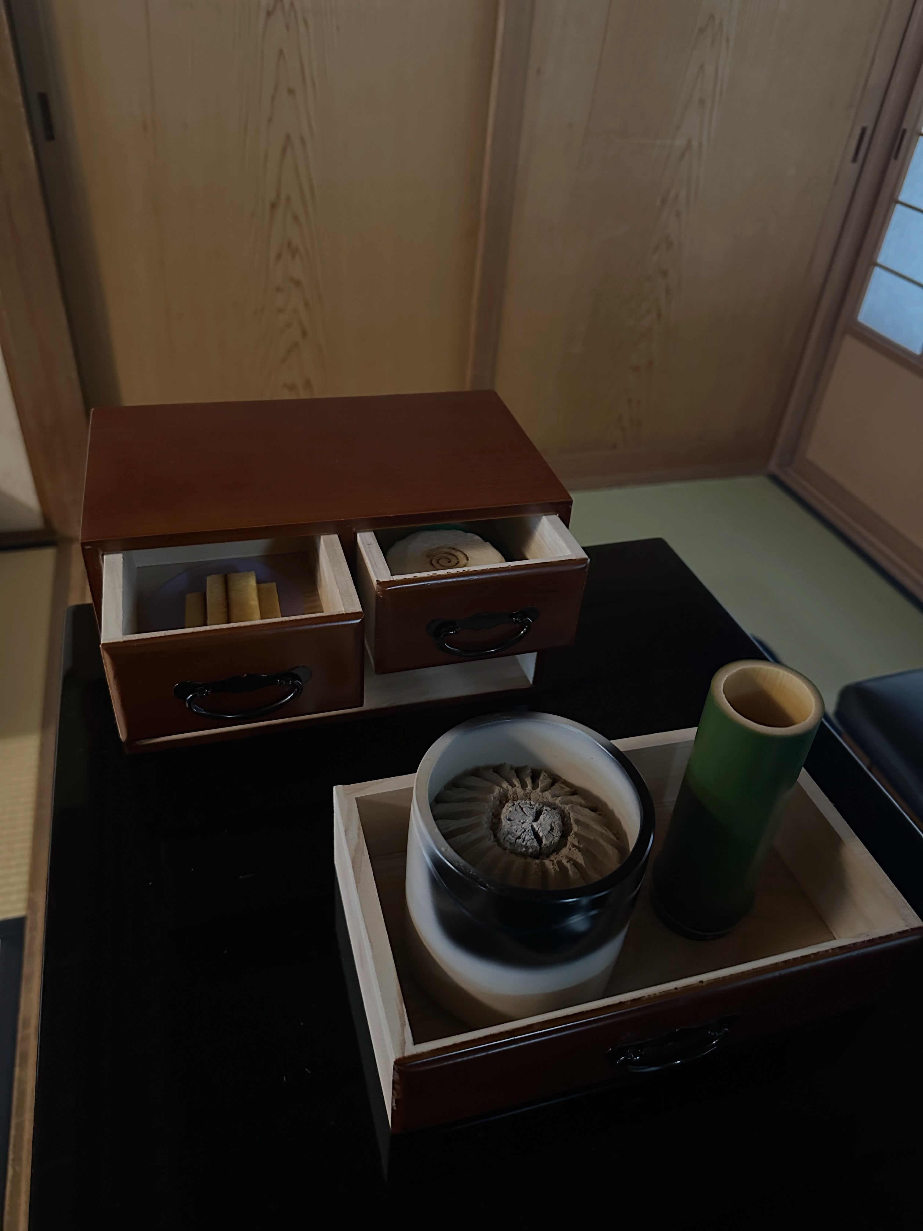三具足　裏千家　茶道　お稽古　和文化 茶道会館では、9月に入り最初の行事は許状式になります。 利休像に三
