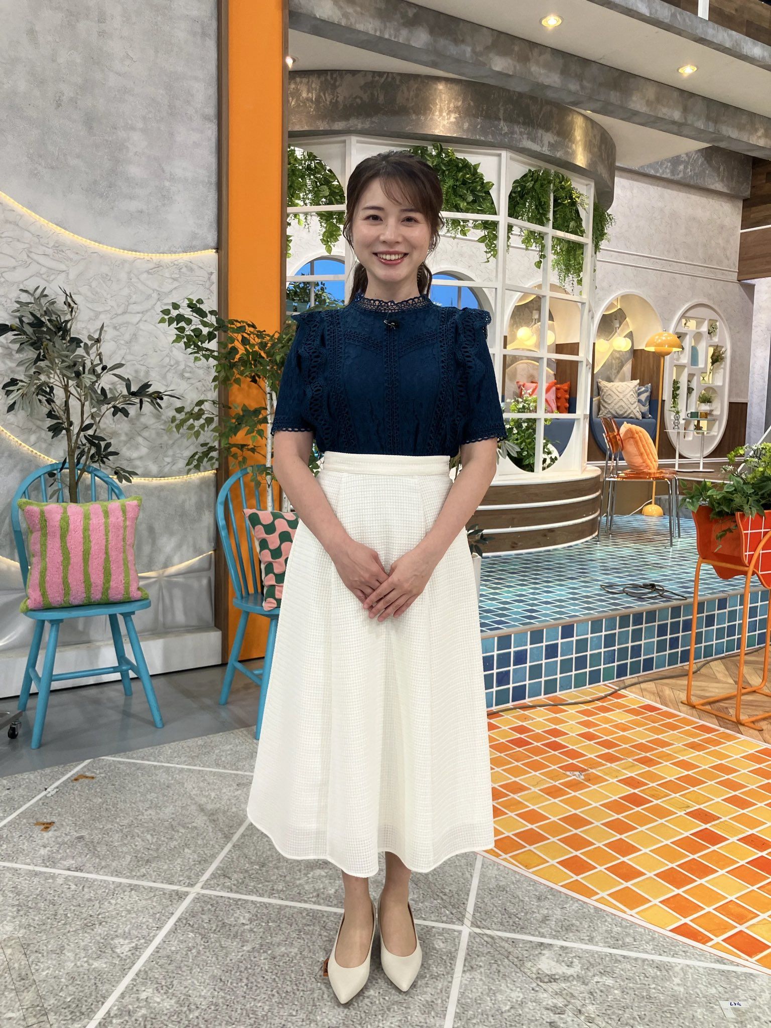 杉浦友紀(NHKアナウンサー)。 父親の仕事の関係で1歳半から5歳迄 