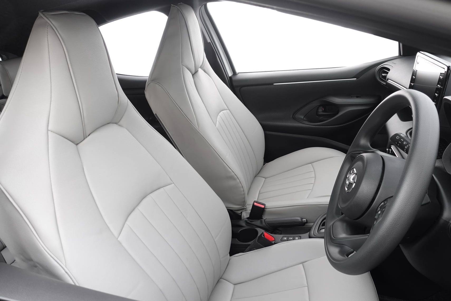 新型ヤリスのシートカバー。 新デザインで新カラーです。 明るいグレー 