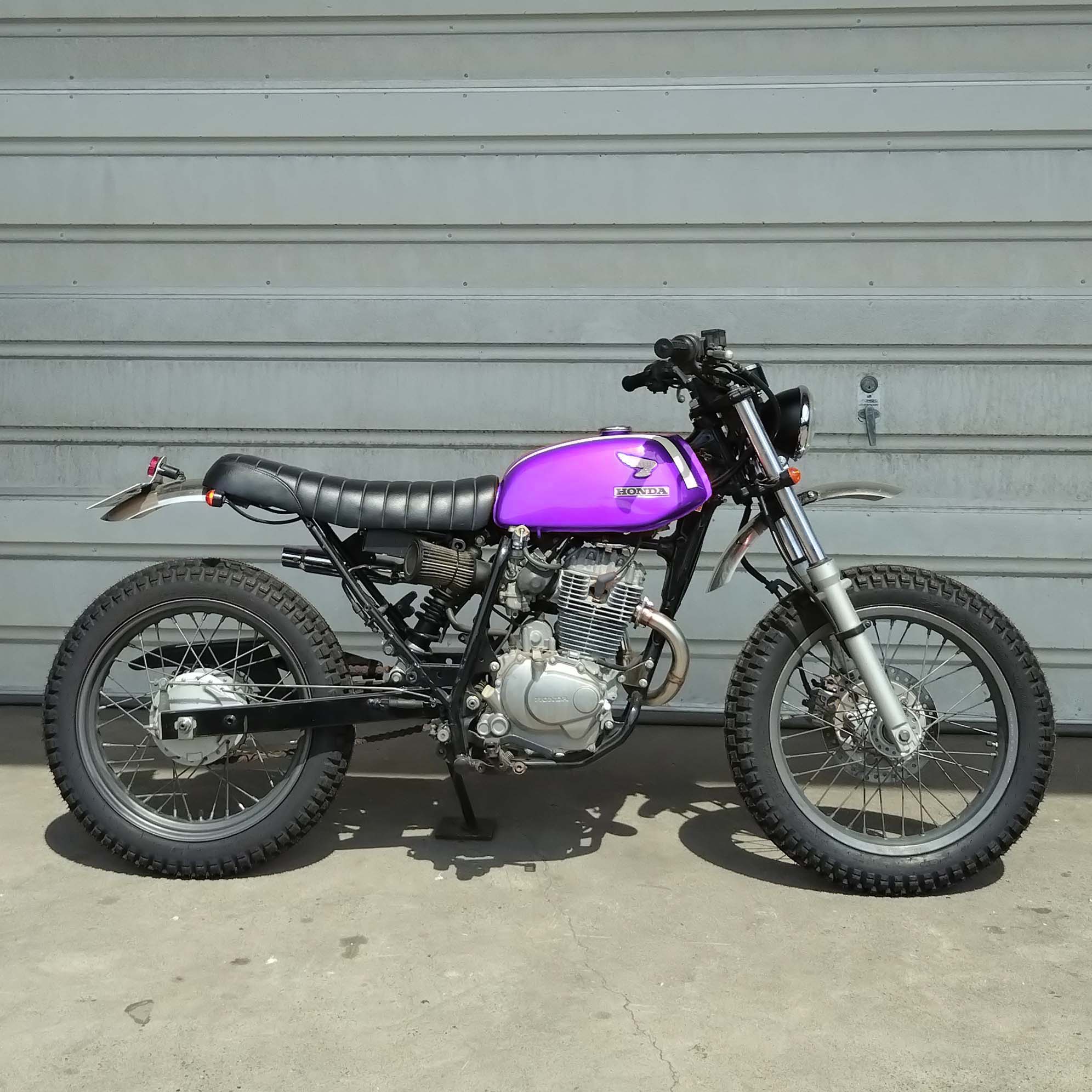 ベース車両は楽ちんな街乗りバイクのFTR223なんだけど、 見た目は1970 