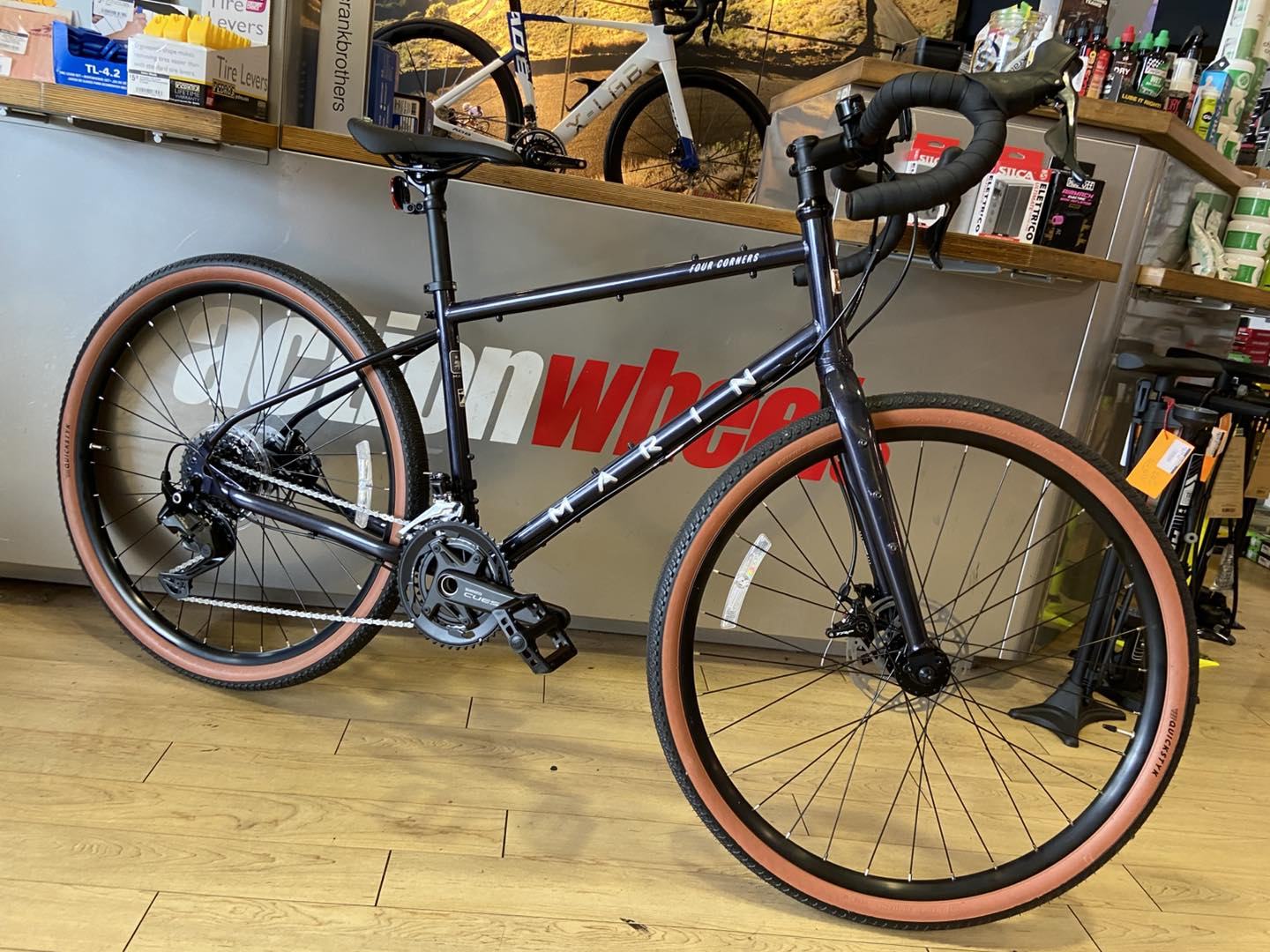 metal gear solid 3 code : Snake Eater Color:Black Leather / Red Stitch Bez:District+ 3 Lowstep Fahrradlicht Set Bergsteiger Fahrradlicht