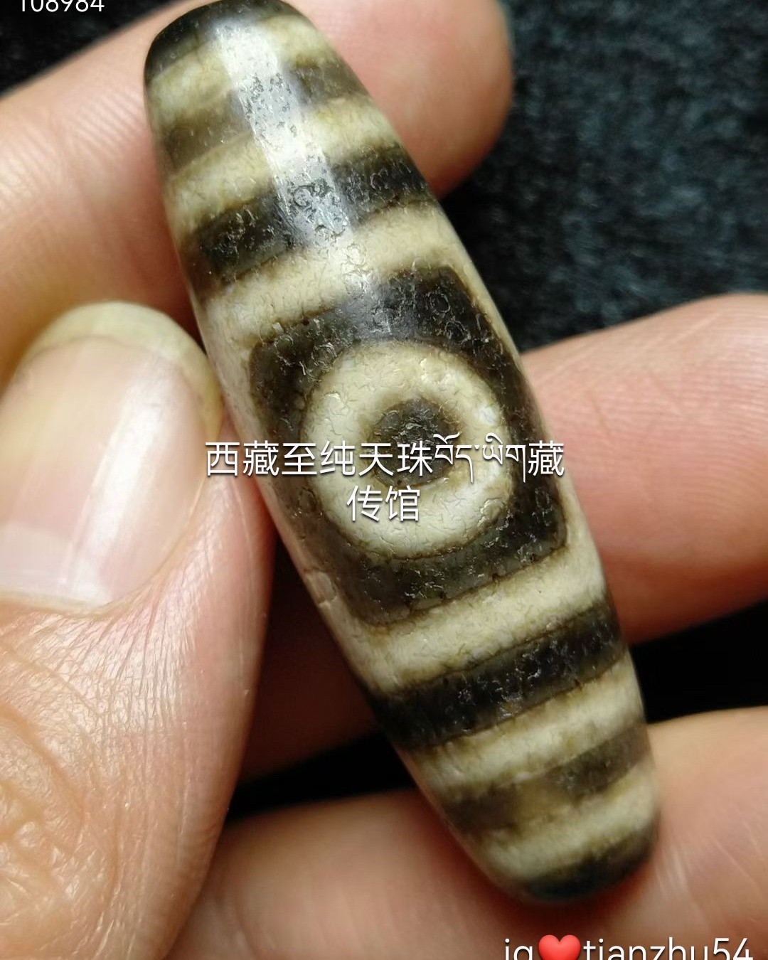 红朱砂一眼山形天珠尺寸35*12 一眼靠山天珠：绝品天珠。除具在所有一眼