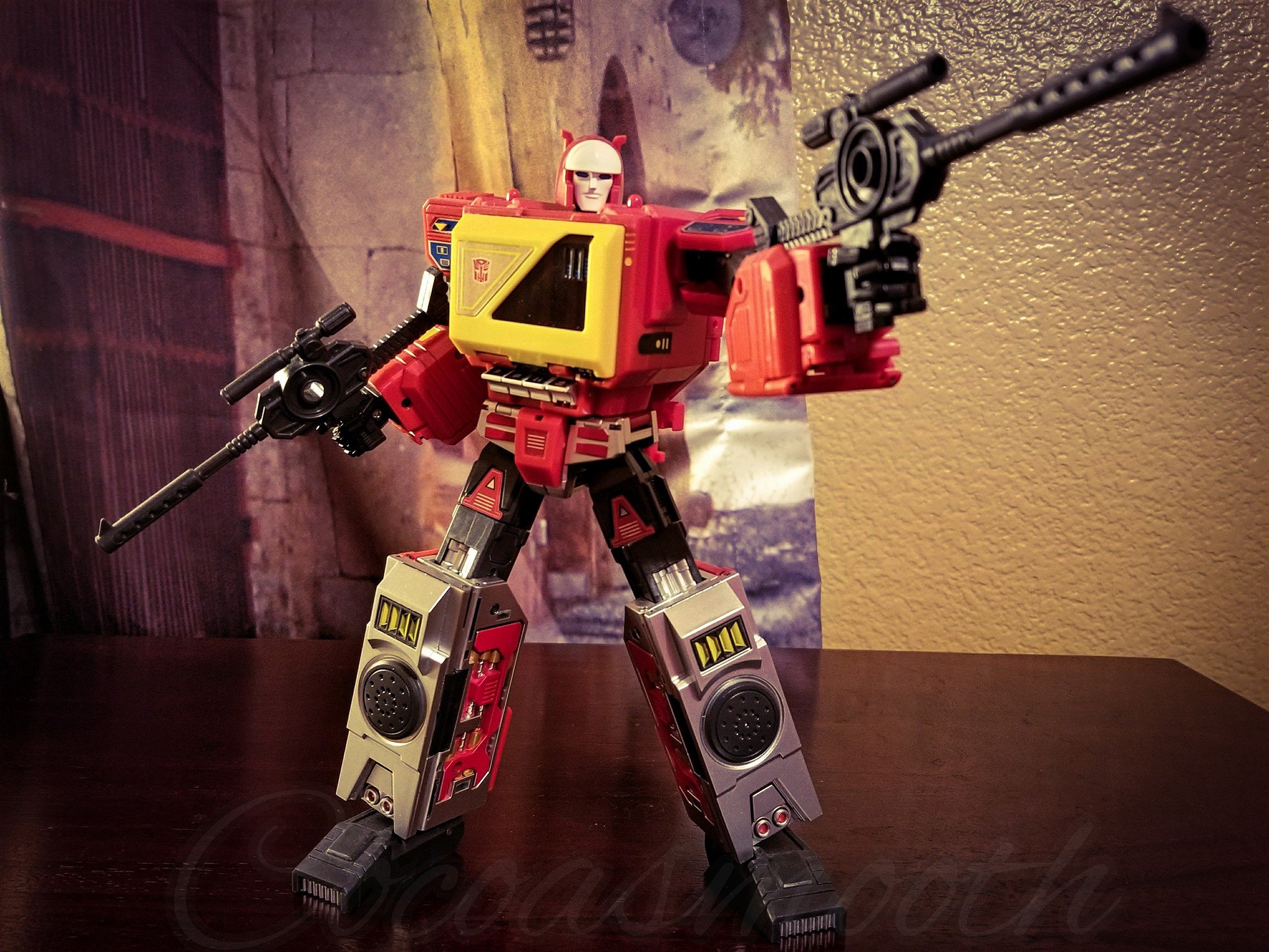 KFC Toys' Transistor, a third-party Masterpiece-scale Autobot