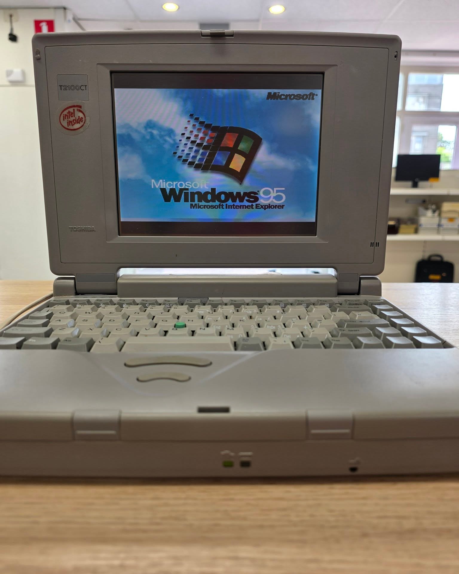 TOSHIBA Libretto 60 本体 Windows 95 A timecapsule from 1995! This early Toshiba 2100CT came in as a