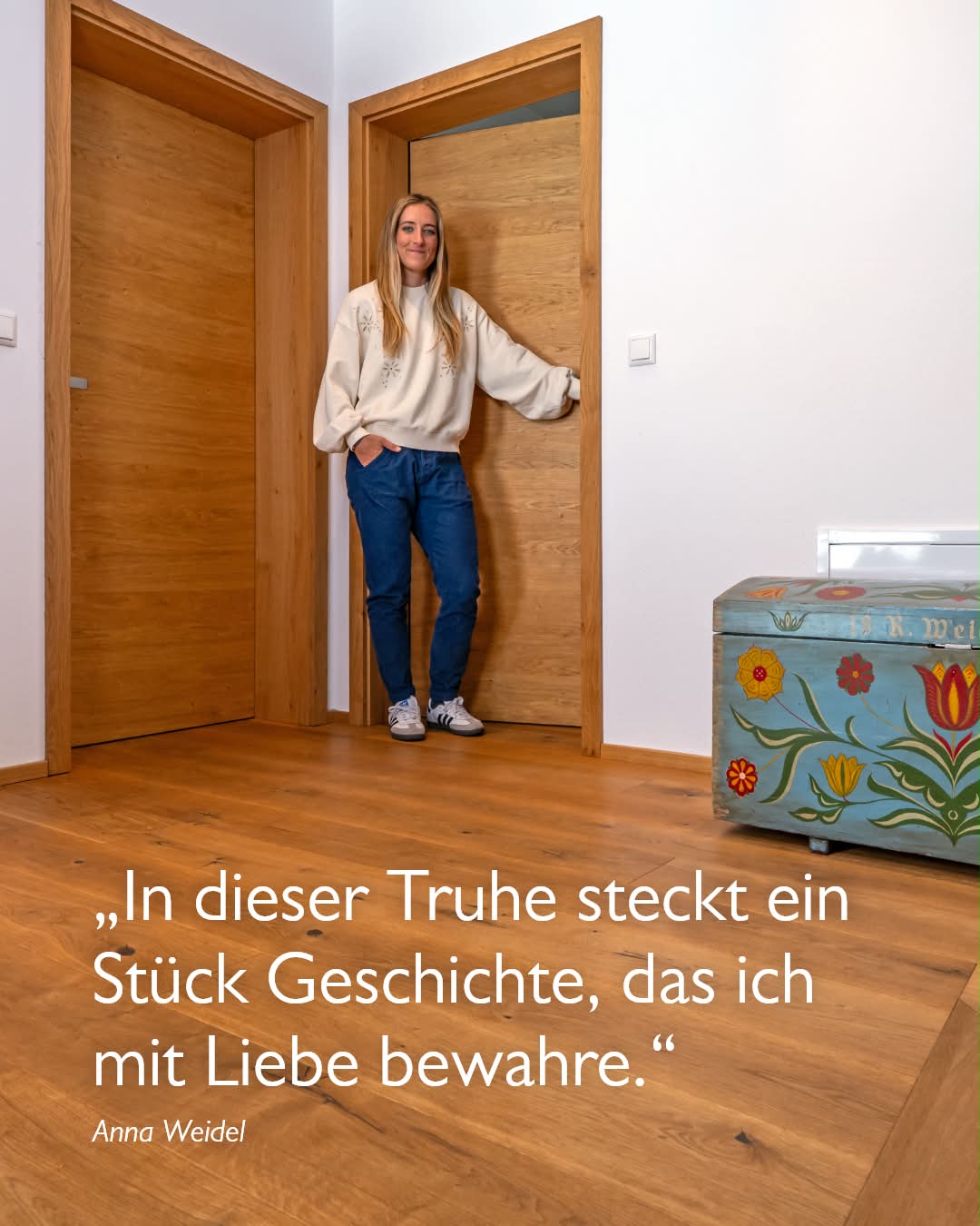 Alte Werte, neue Formen ✨ Im Flur des Obergeschosses treffen rustikale Schätze der Vergangenheit auf modernes, geradliniges Design. Eine Truhe aus dem Jahr 1874 und historische Bauernmöbel erzählen ihre Geschichten und setzen