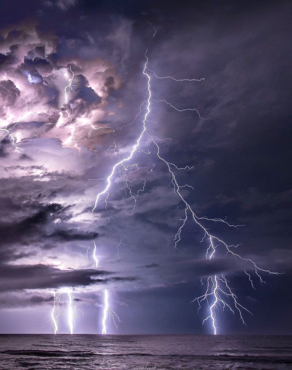 ⚡️ FLORIDA LIGHTNING! ⚡️ Powerful, electric sky captured