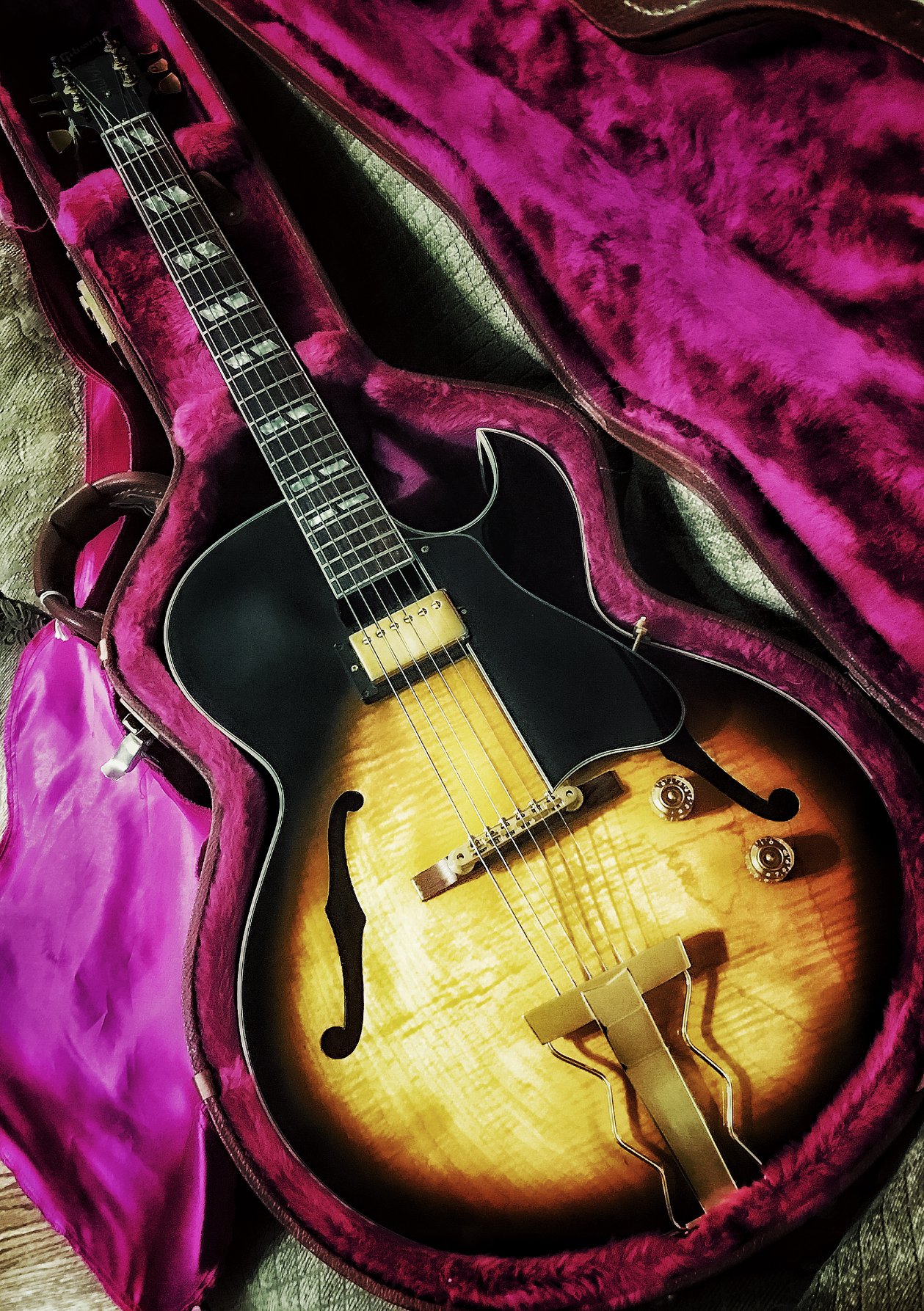 This handsome Gibson ES-165 Herb Ellis model has a double bound 
