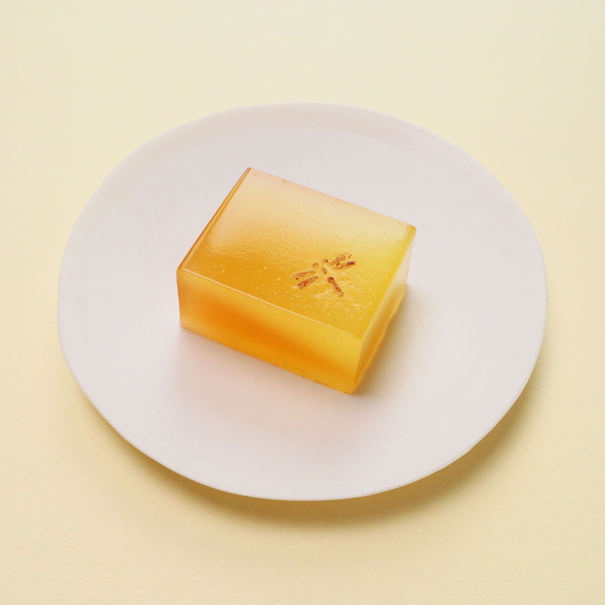 季節の生菓子 / 水牡丹 花の王様の意で、「花王」とも呼ばれる