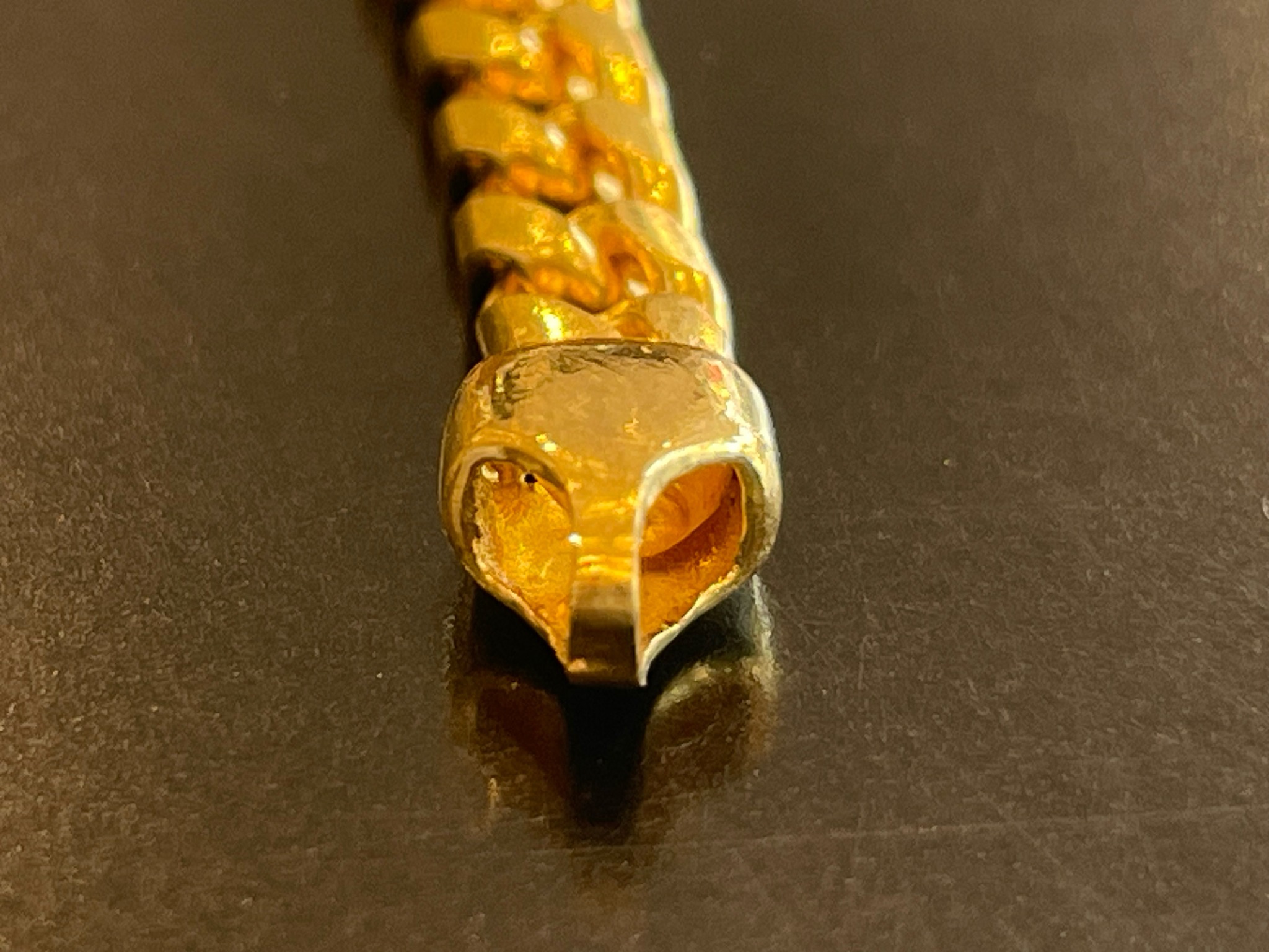 切れてしまった金のブレスレット。 こんな直し方もあるのです。 「足金 