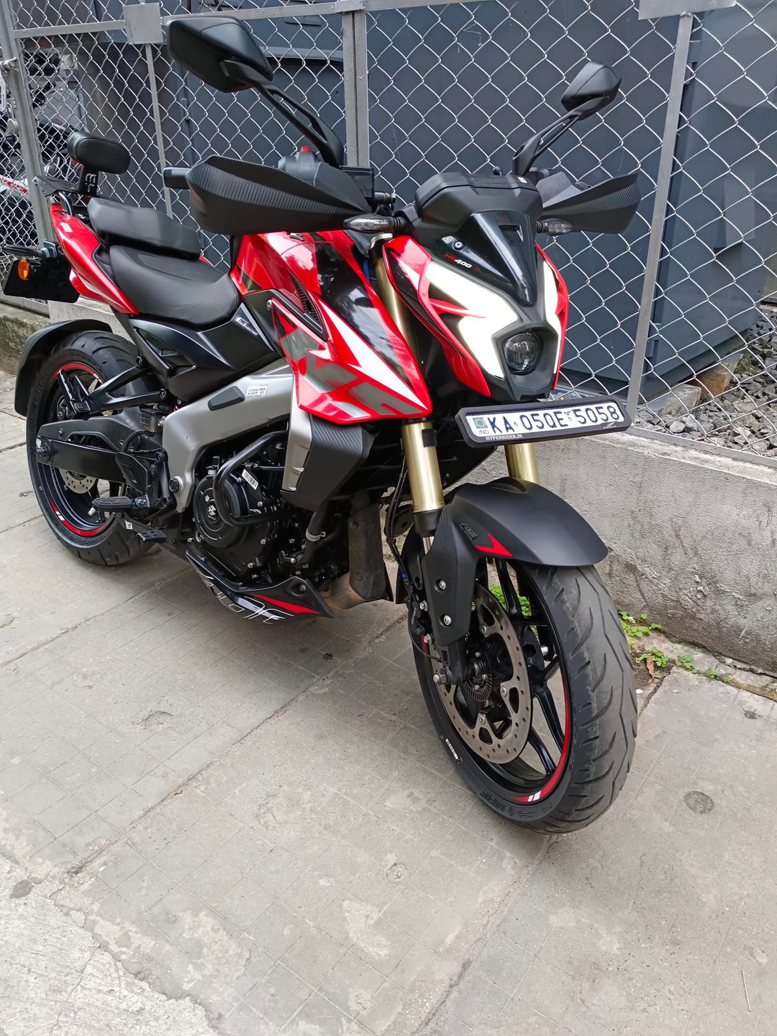 ラビ Bajaj Pulsar NS 400Z ABS specs