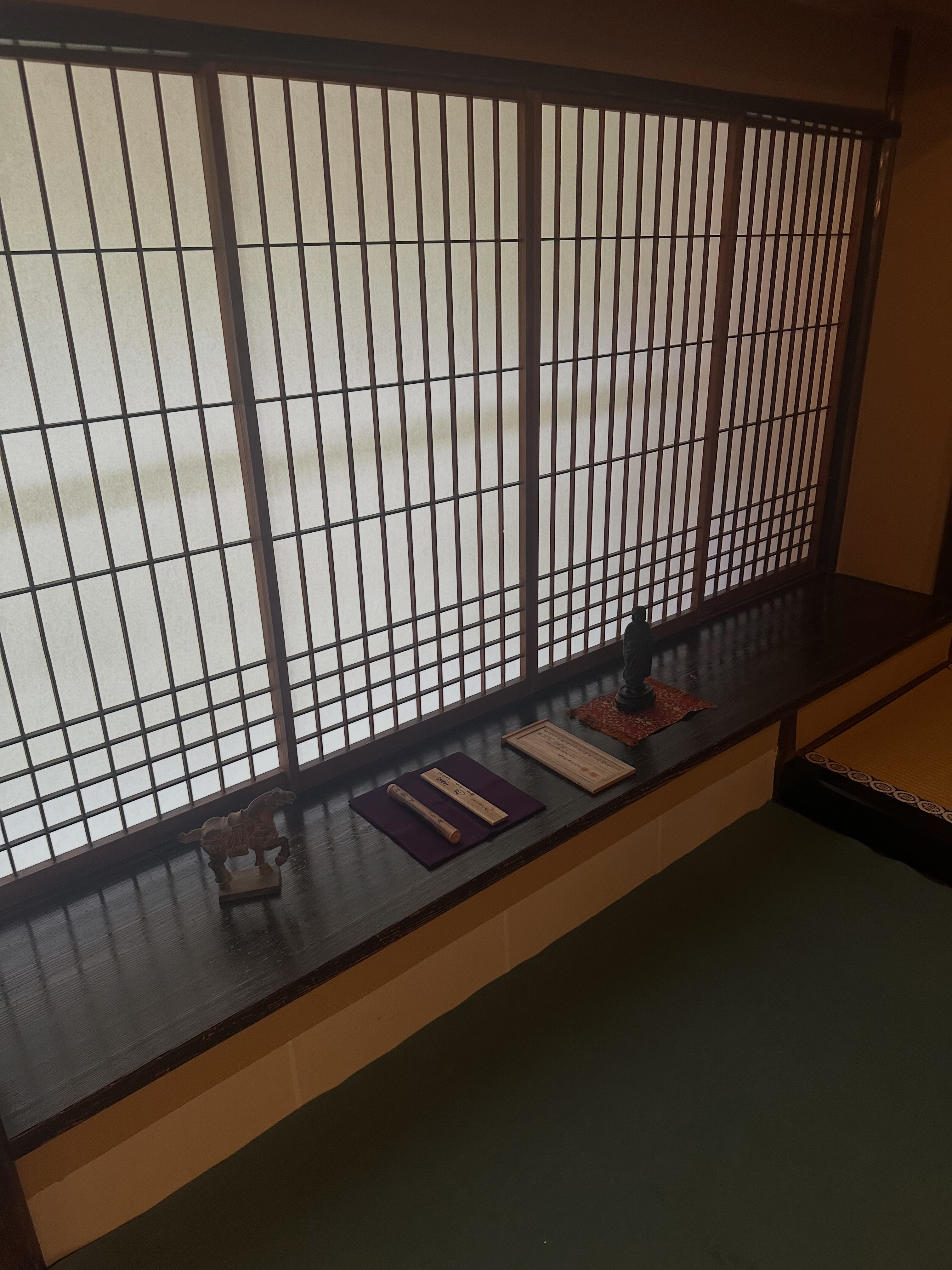 茶道会館では、9月に入り最初の行事は許状式になります。 利休像に三