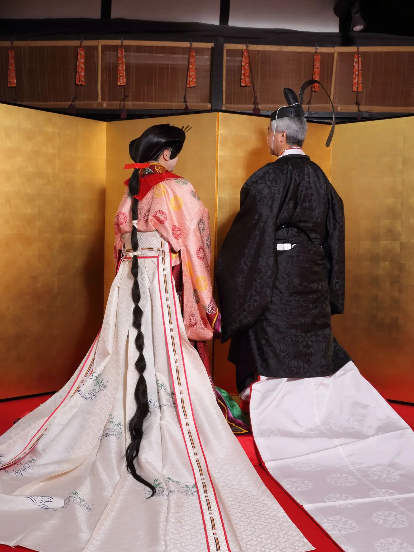 ゆったり過ごす「かぐや姫の時間」 赤い唐衣に青い表着の 組み合わせが