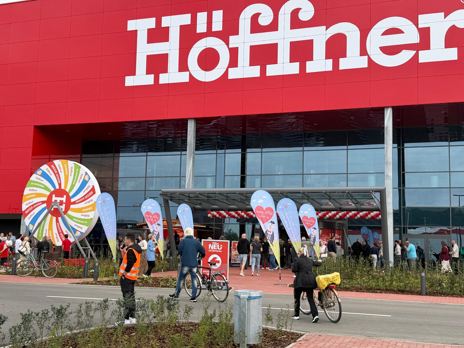 Höffner-Neueröffnung in Bremen Heute, am 17. September 2026, hat Möbel Höffner seinen neuen Standort in Bremen-Osterholz eröffnet – und bereits in der ersten Stunde war der große Parkplatz komplett gefüllt. Wir waren