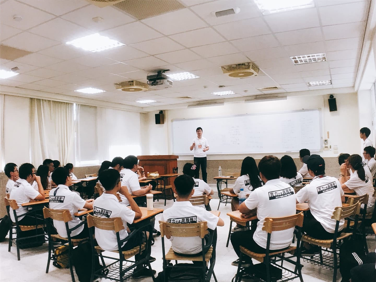 政治大學領袖社 - 【職場力戰鬥營-day2 職場會客室】 聽優秀學長姐們真誠分享自身在職場的經驗談。...