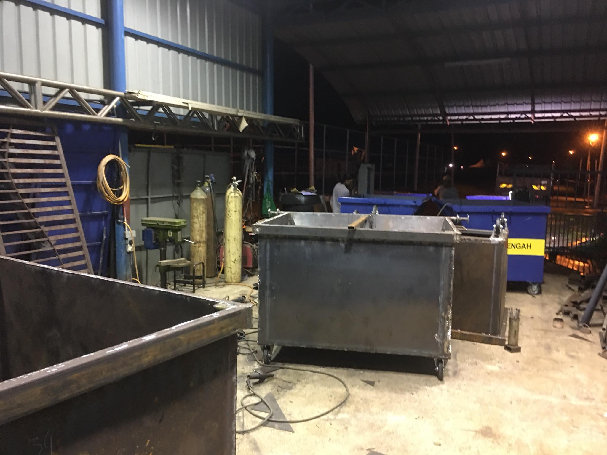 Pembuat Tong Sampah Besi dan Roro